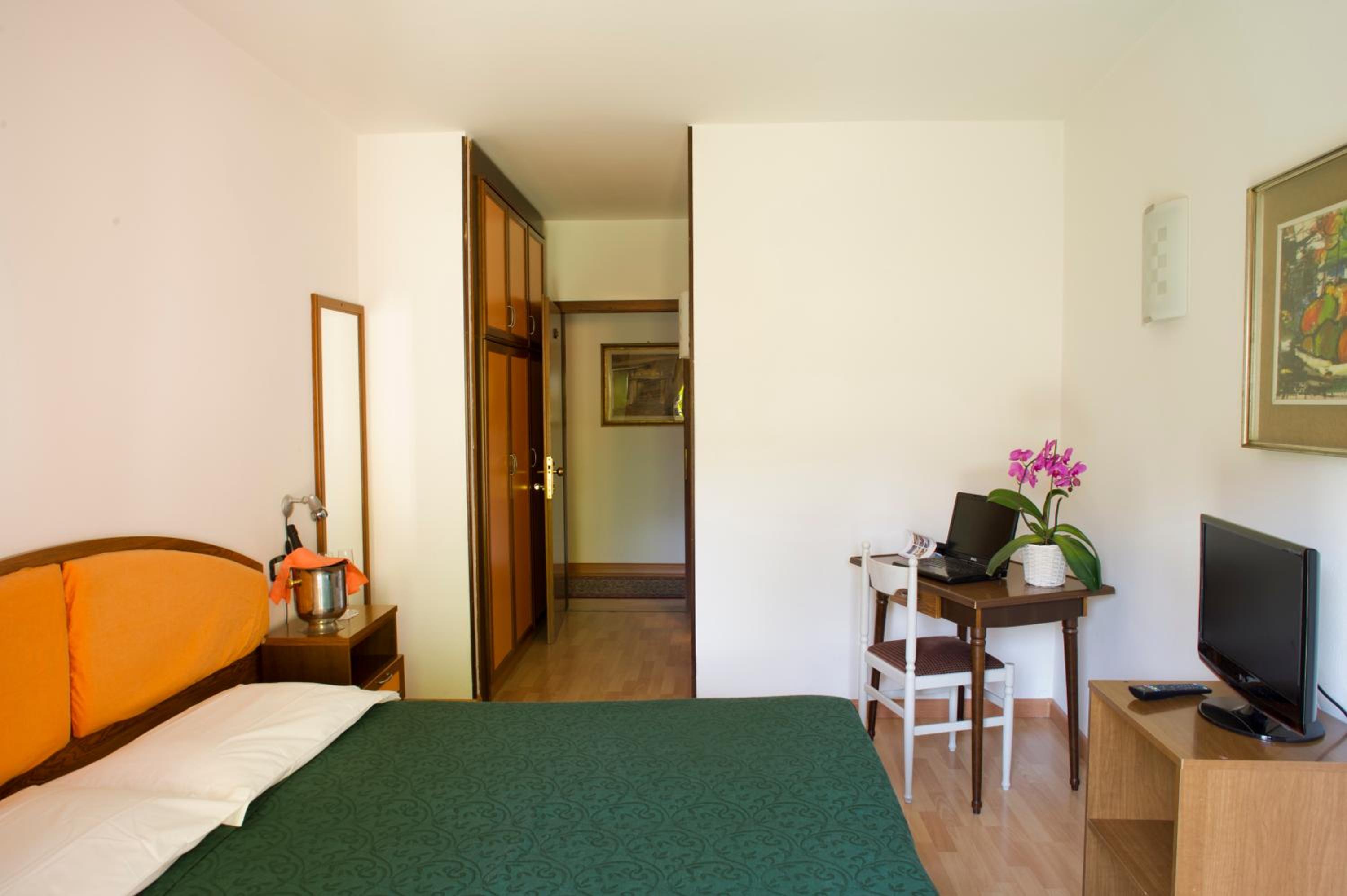 Classic Double or Twin Room - Photo 6