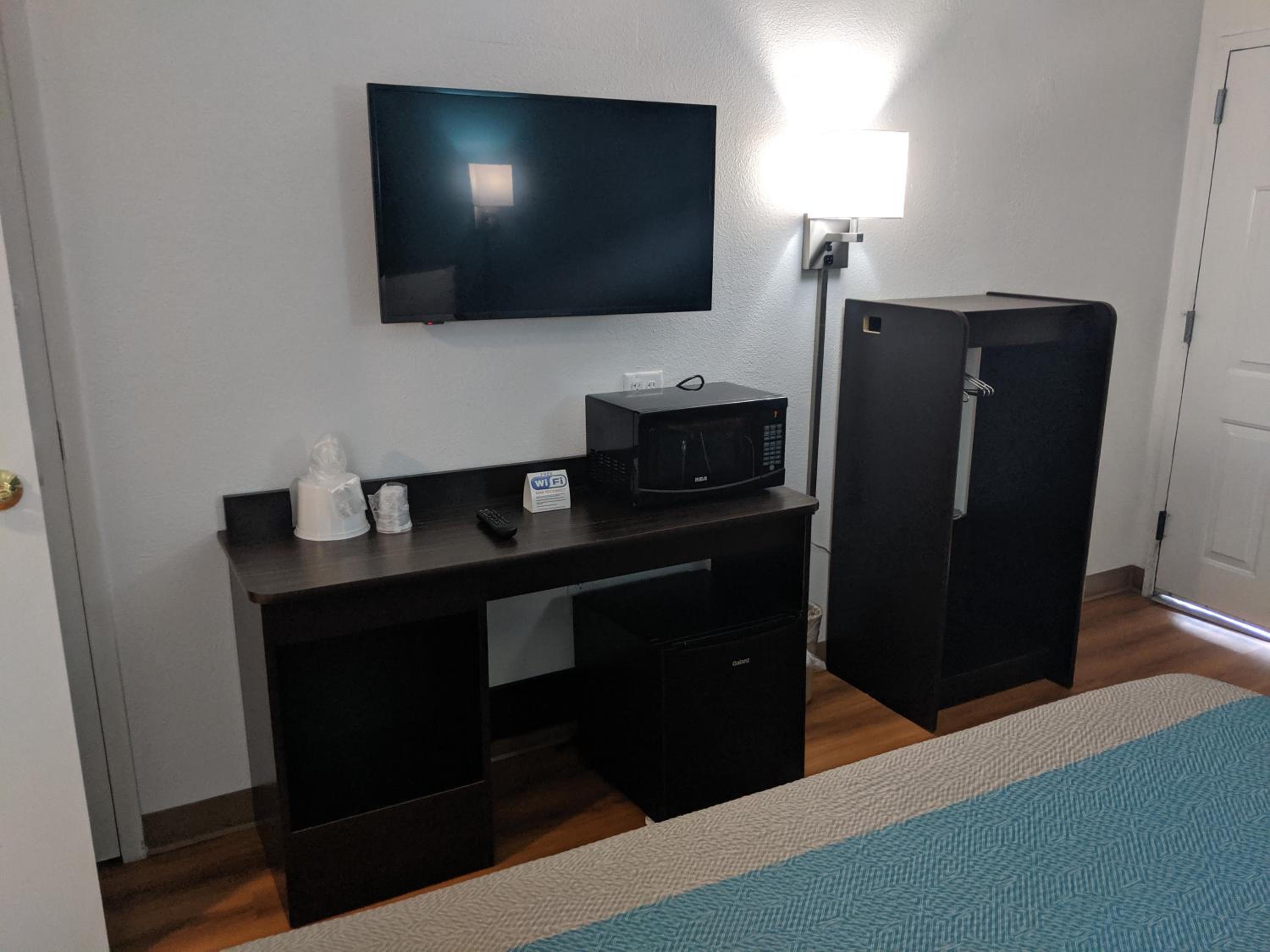 Queen Room - Non-Smoking - Photo 2