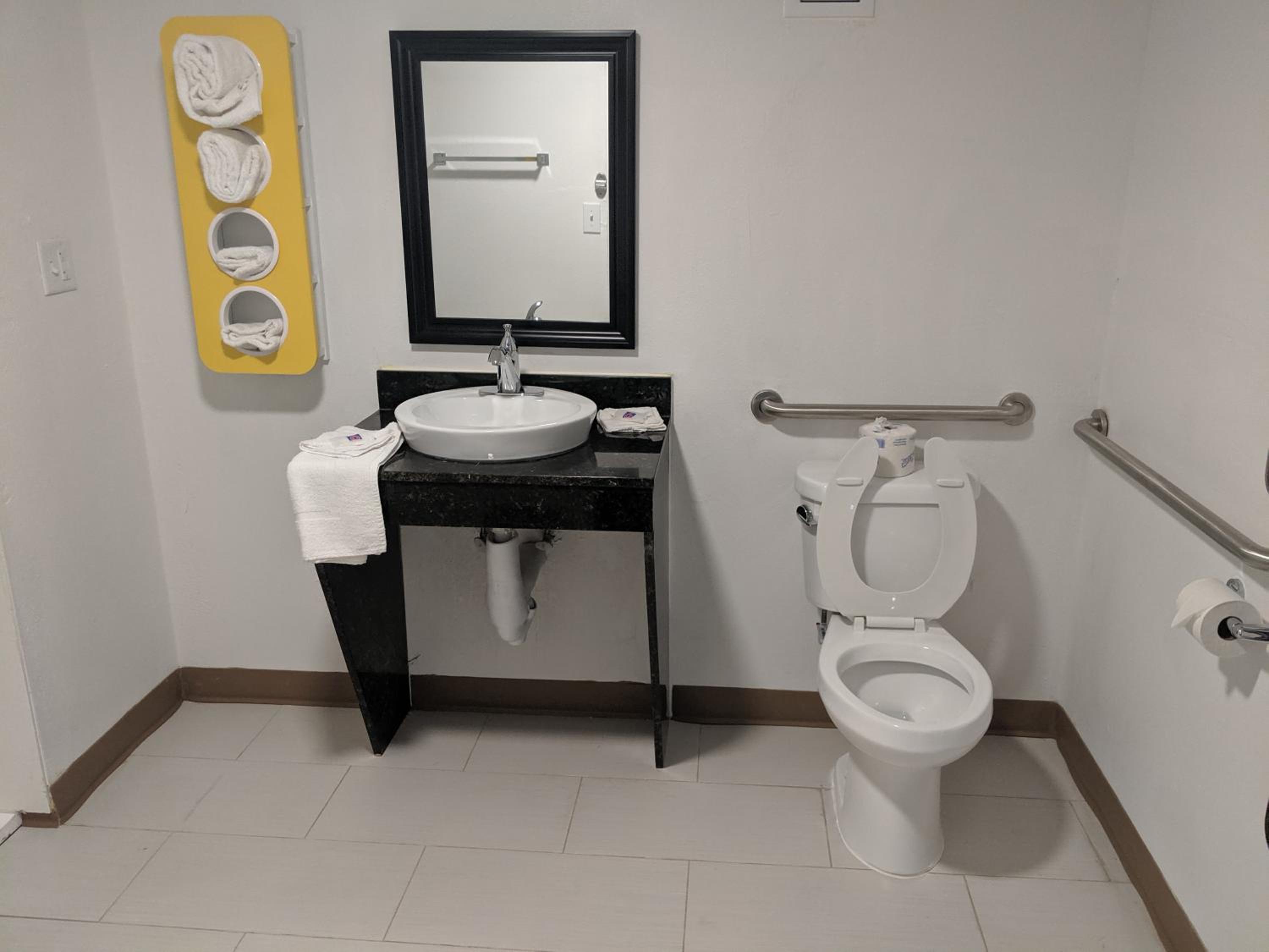 King Room with Roll-in Shower - Disability Access - Non-Smoking - Photo 3