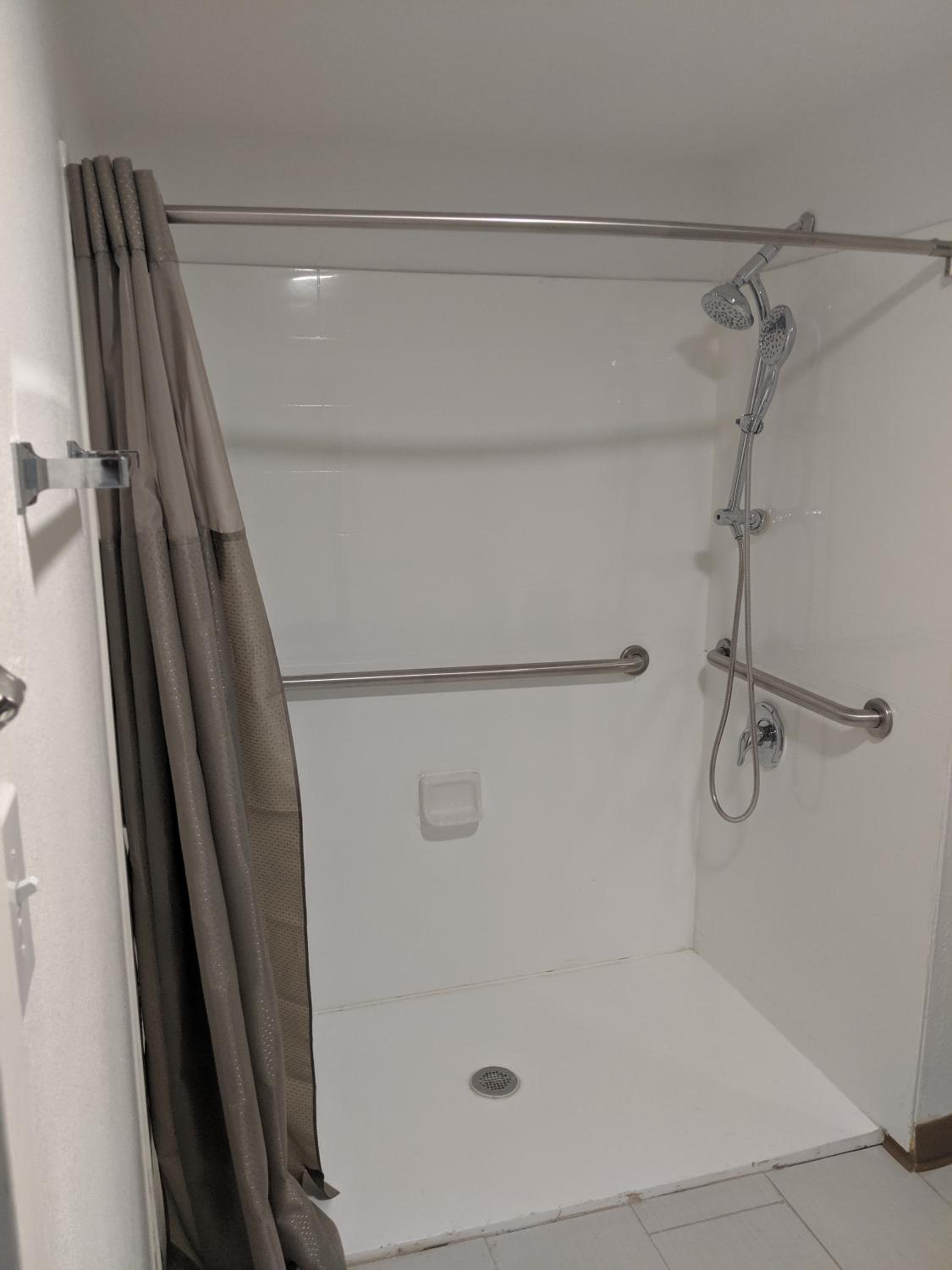 King Room with Roll-in Shower - Disability Access - Non-Smoking - Photo 2