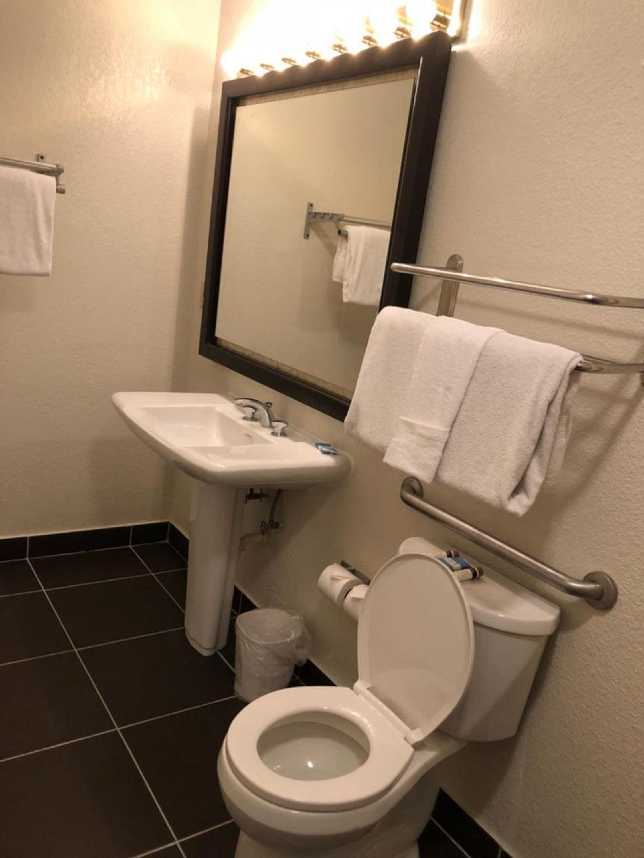 King Room - Disability Access - Photo 6