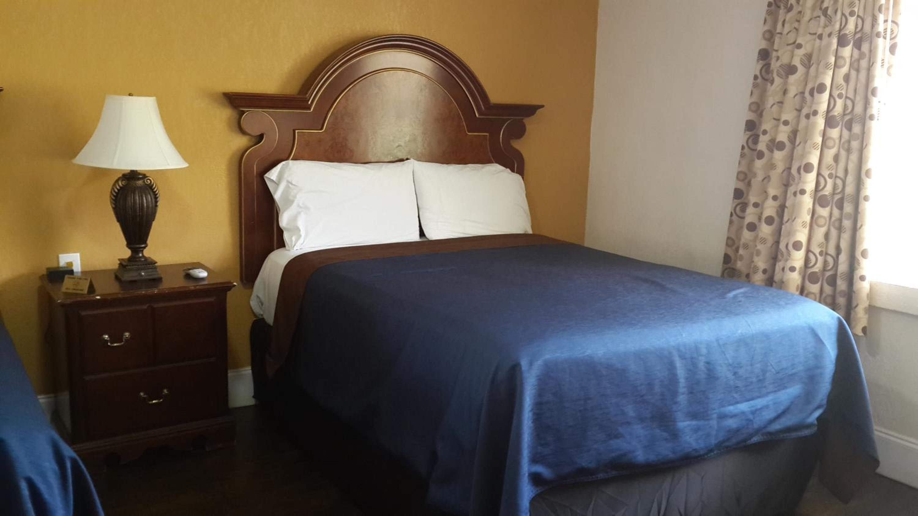 Queen Room with Two Queen Beds - Non-Smoking - Photo 2