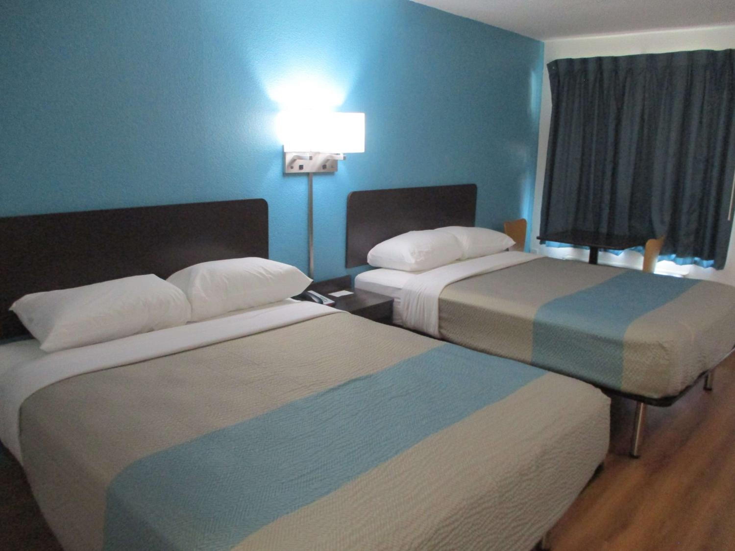 Deluxe Queen Room with Two Queen Beds - Non-Smoking - Photo 7