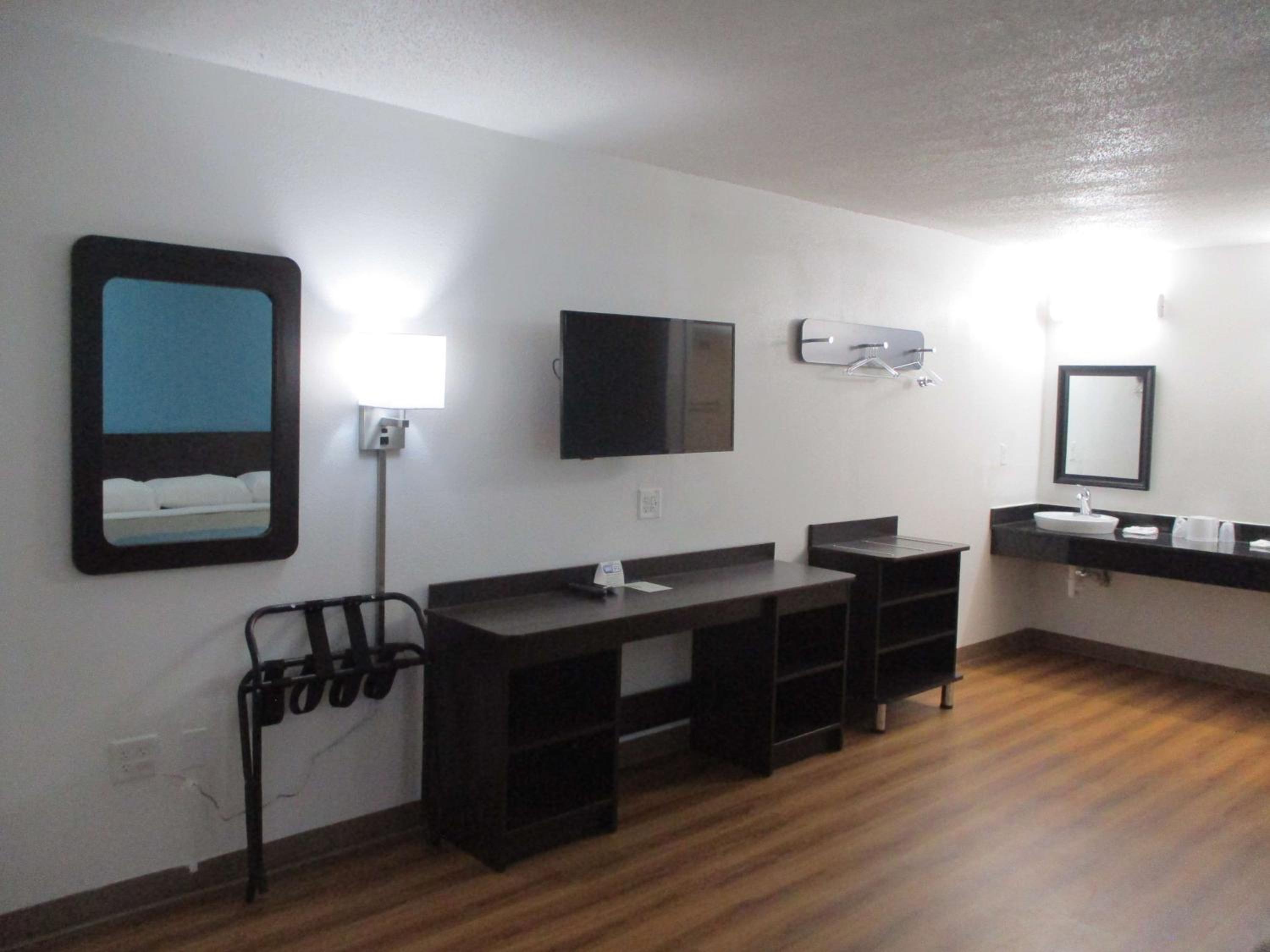 Queen Room - Non-Smoking - Photo 3