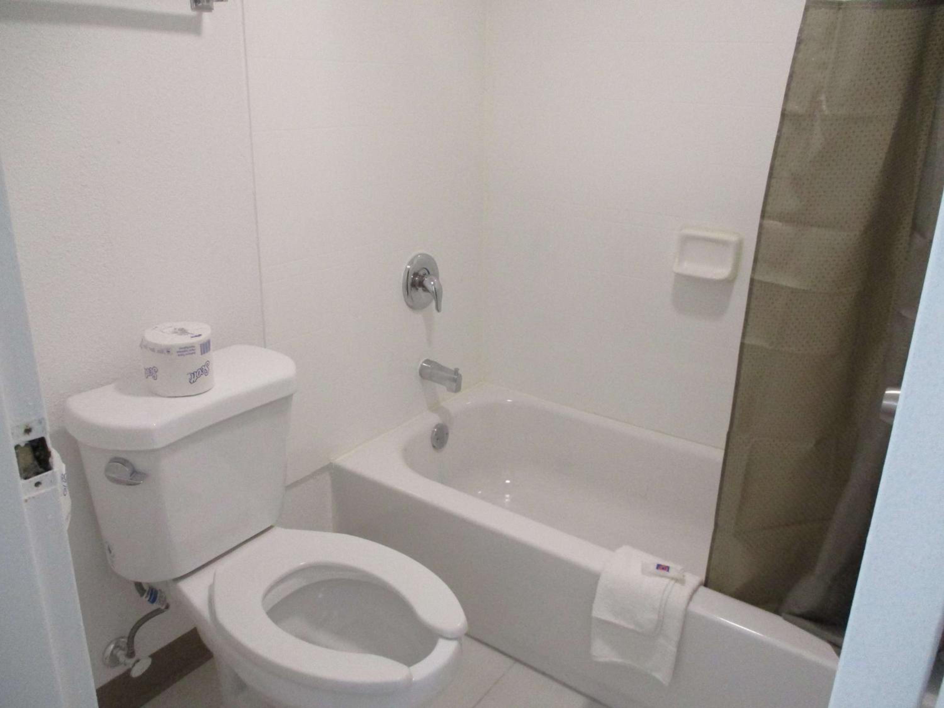 Queen Room - Non-Smoking - Photo 5