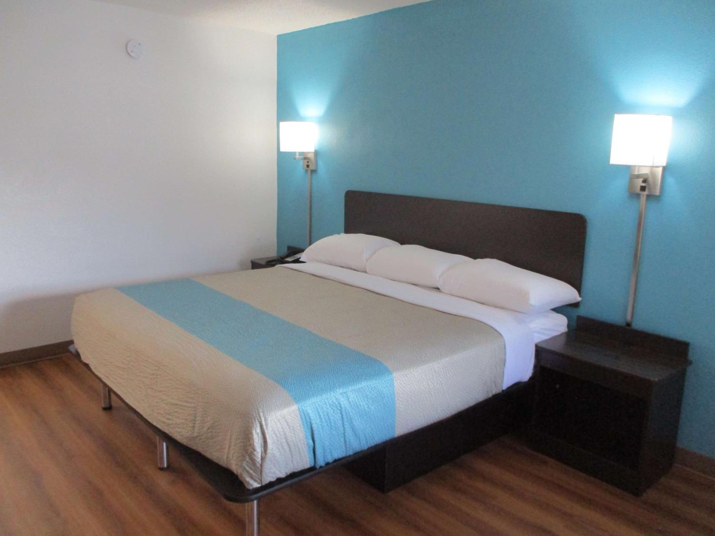 Queen Room - Non-Smoking - Photo 12