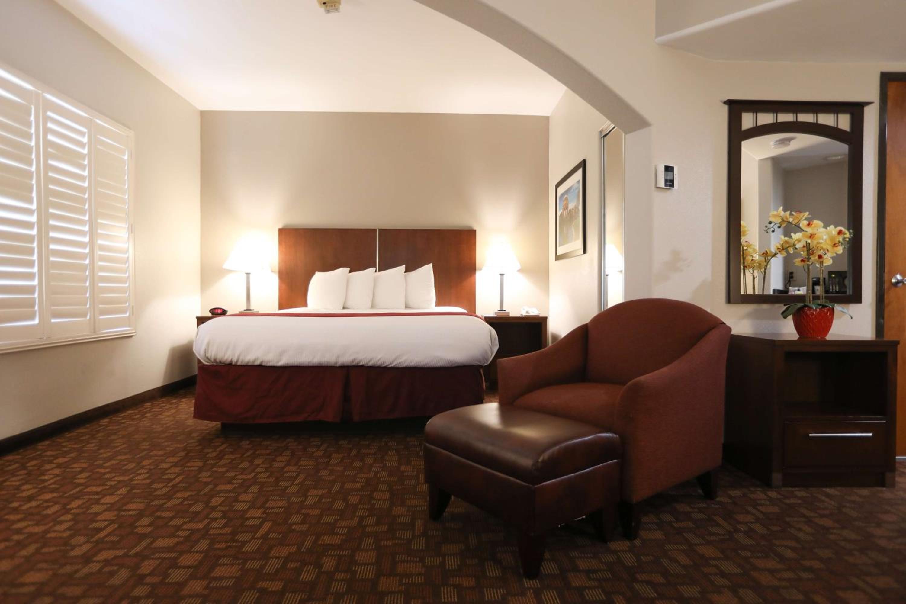 King Suite with Whirlpool - Non-Smoking - Photo 1