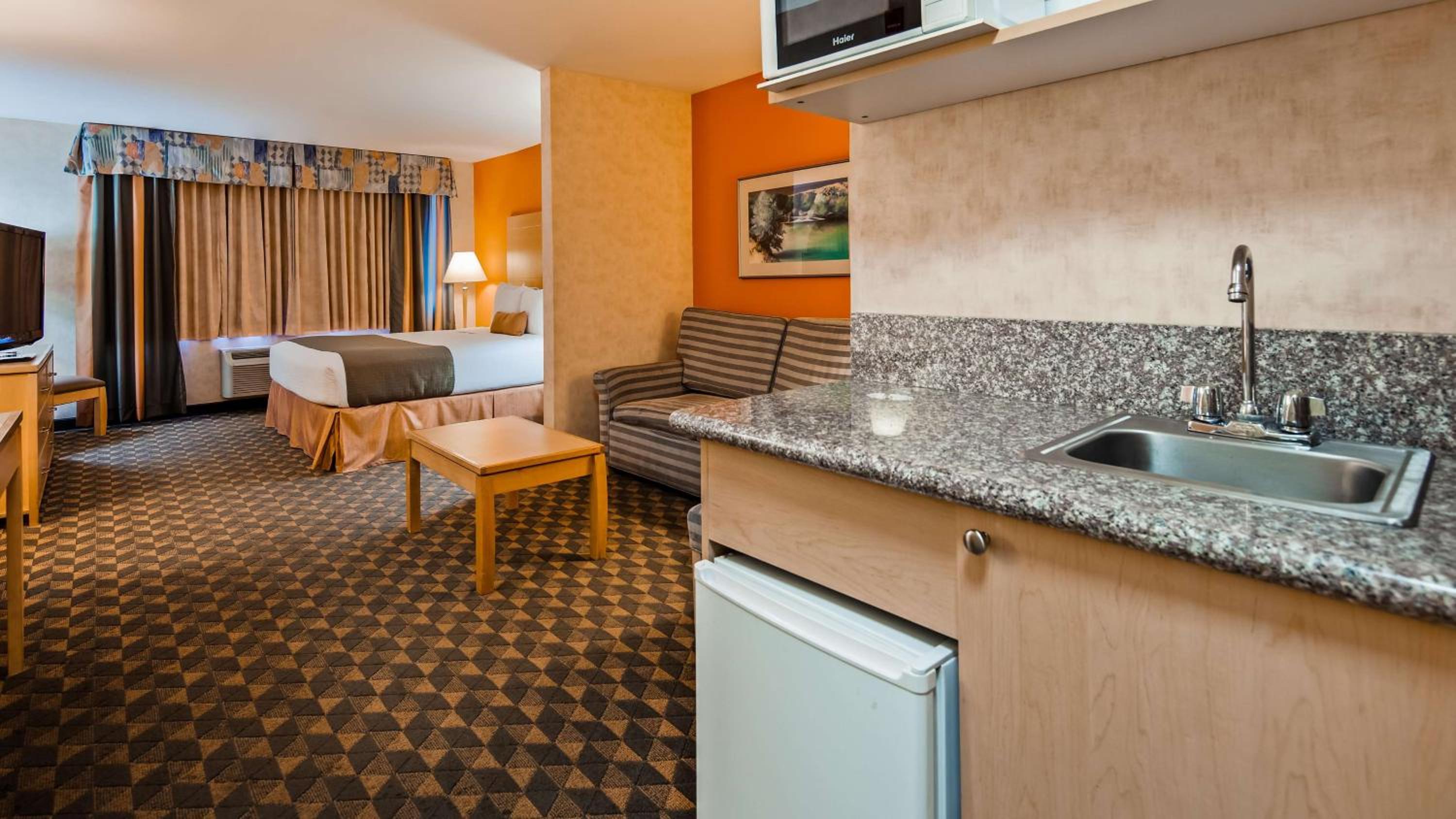 King Suite with Sofa Bed - Non-Smoking - Photo 3