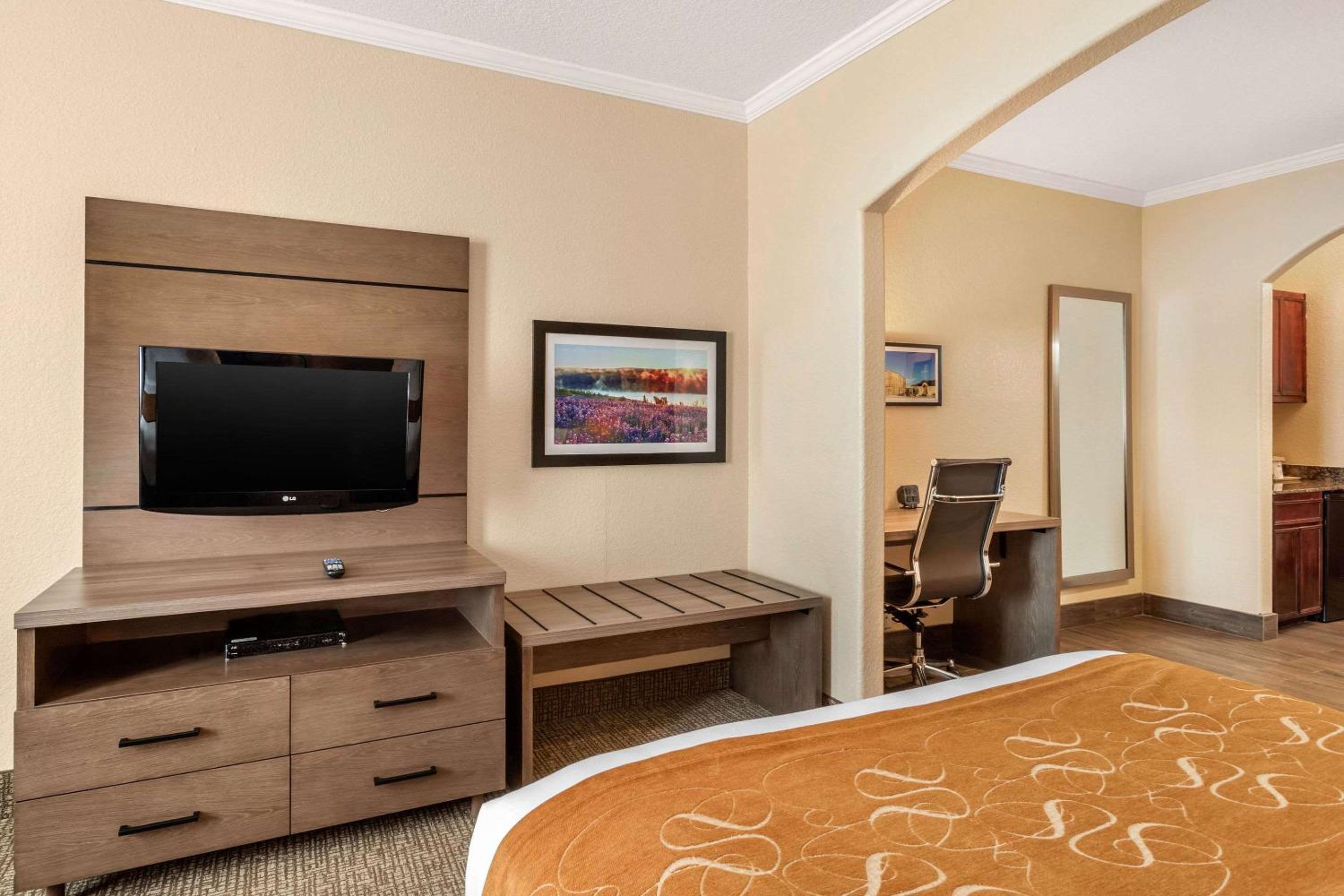 Queen Suite with Two Queen Beds - Non-Smoking - Photo 2