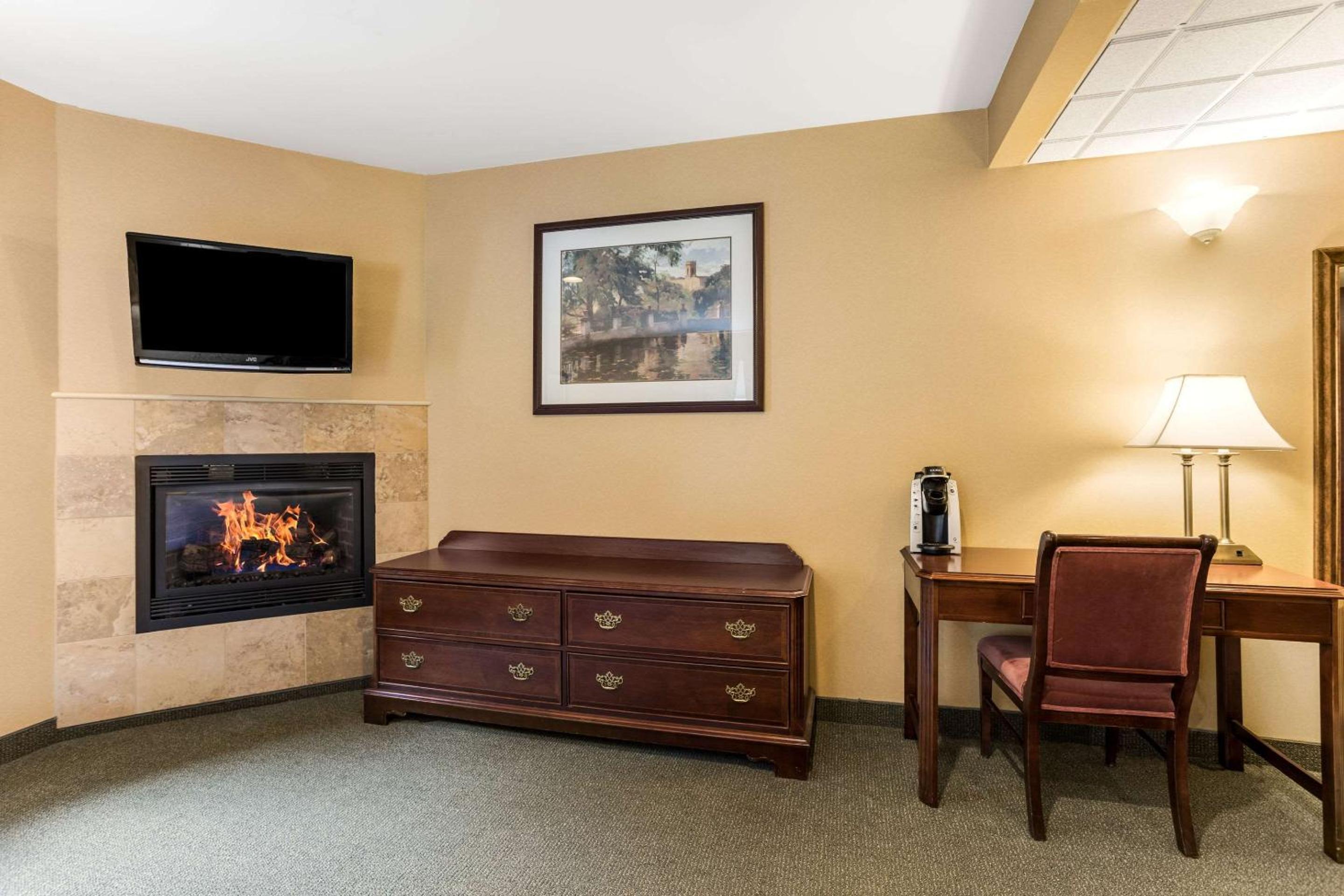 King Room with Fireplace - Non-Smoking - Photo 5
