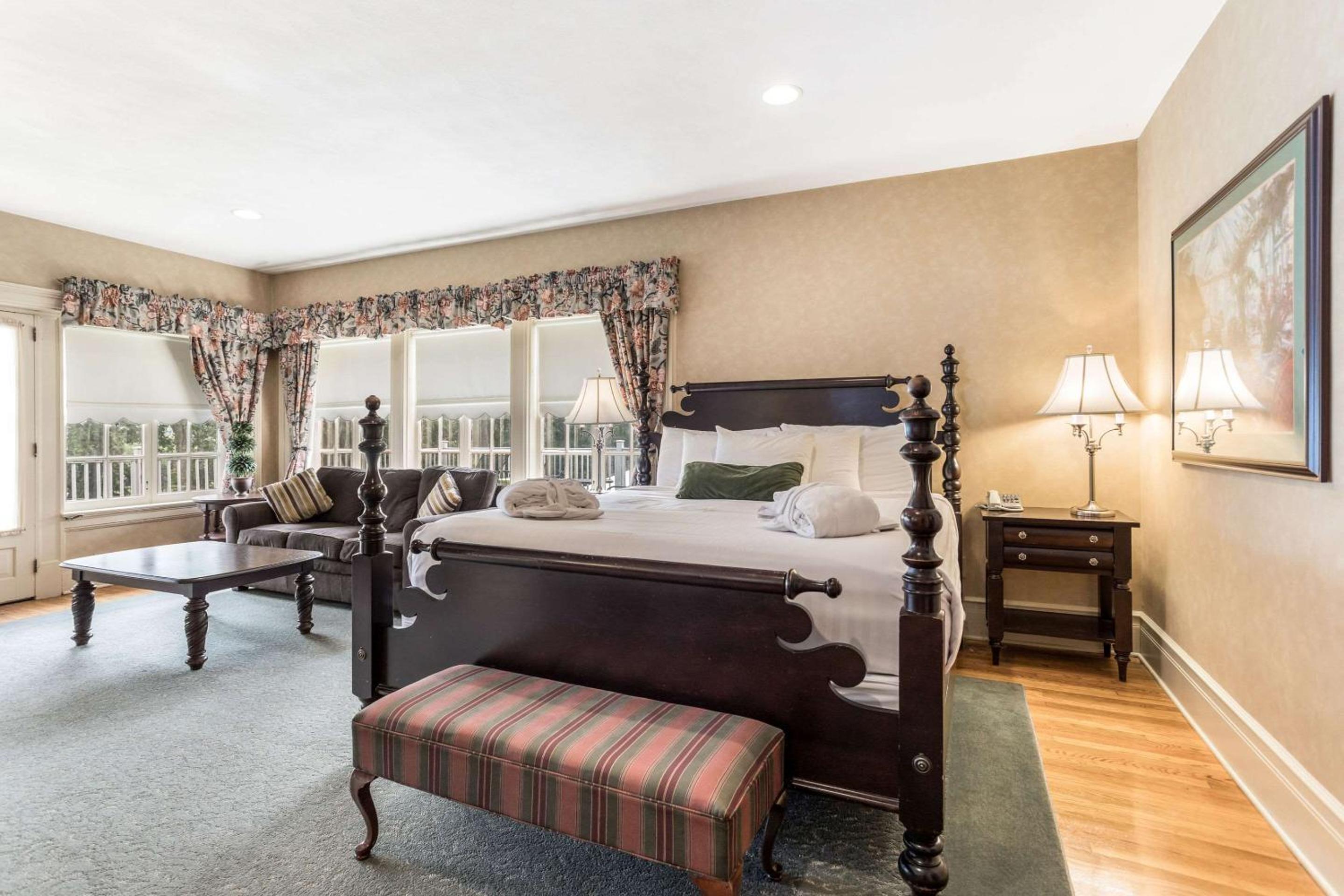 King Suite with Balcony - Non-Smoking - Photo 5