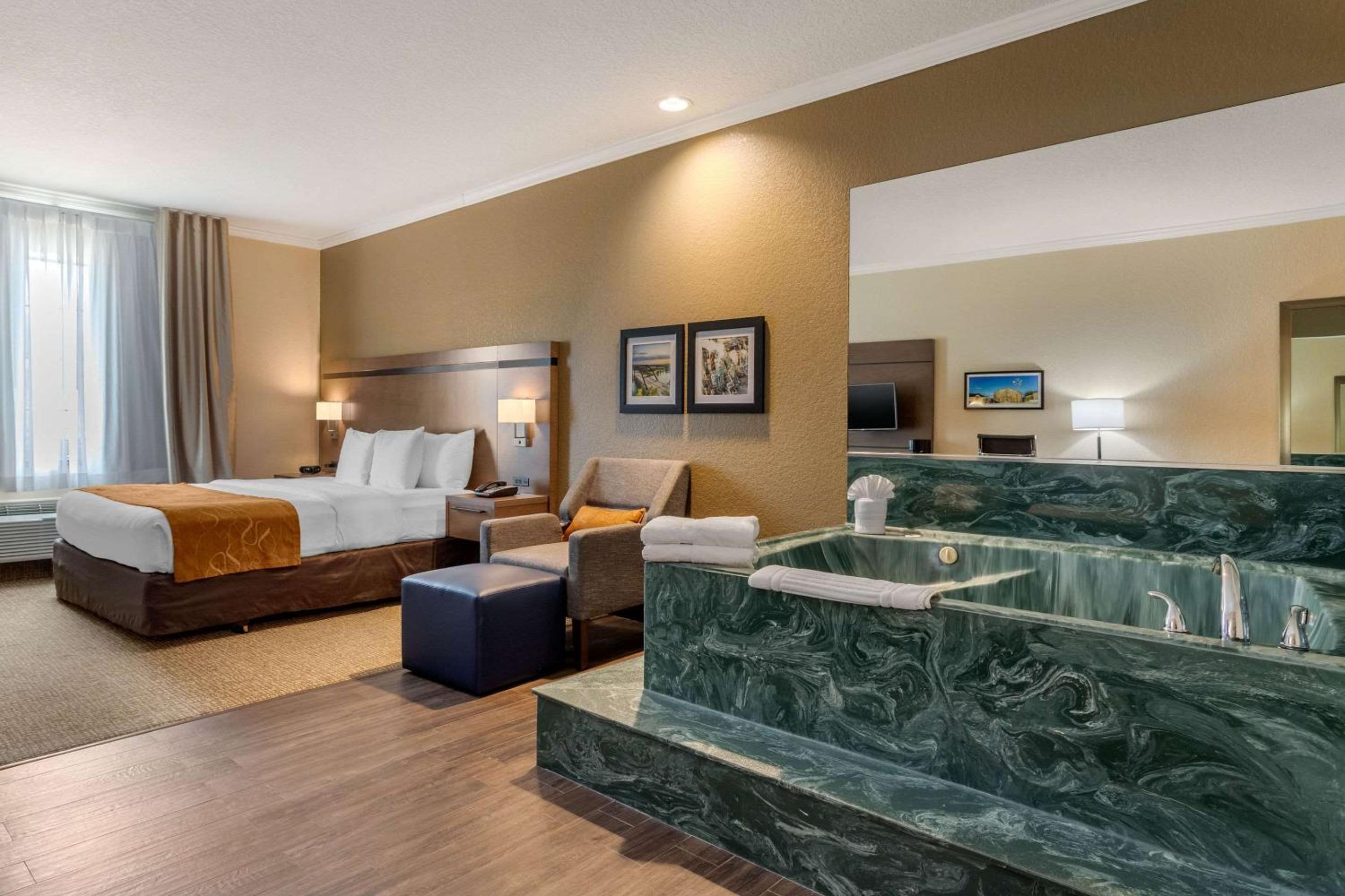 King Suite - Non-Smoking - Photo 3