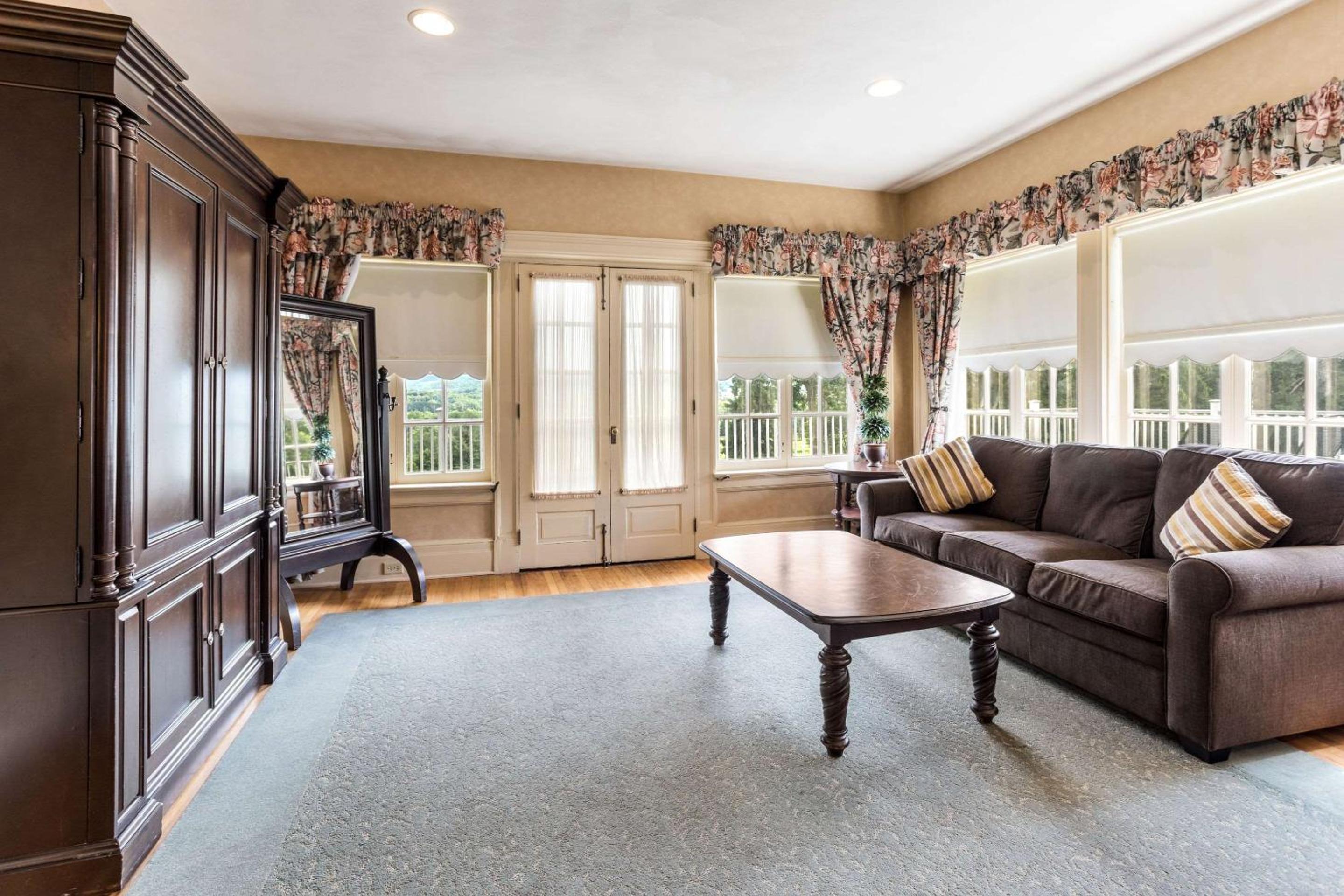 King Suite with Balcony - Non-Smoking - Photo 4