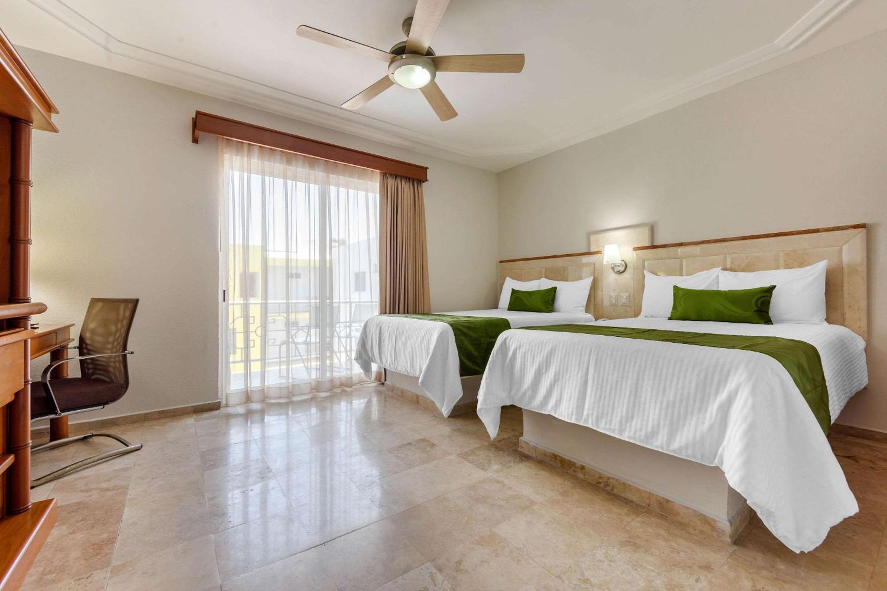 Two Double Beds - No Balcony - Photo 3