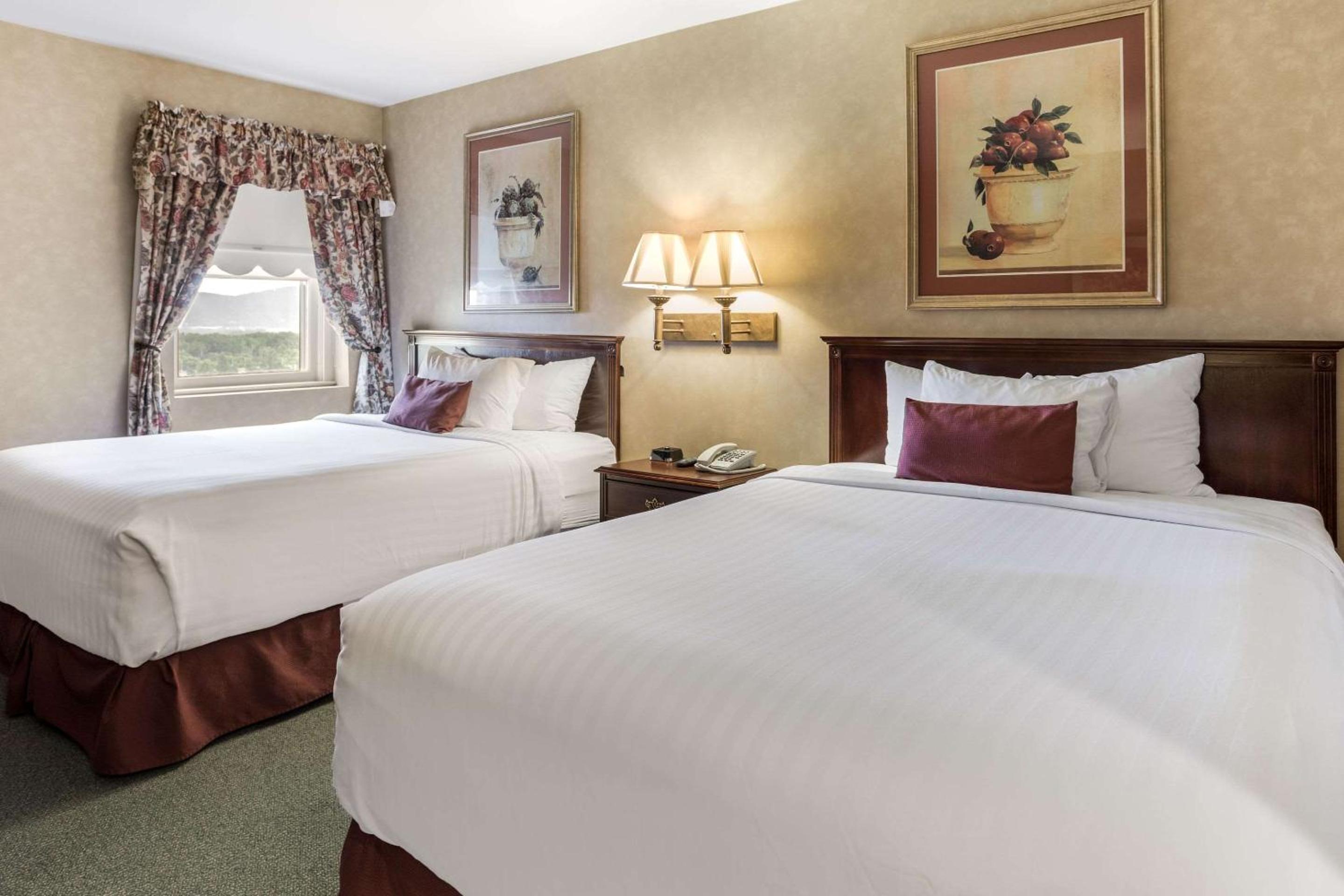 Queen Room with Two Queen Beds - Non-Smoking - Photo 7