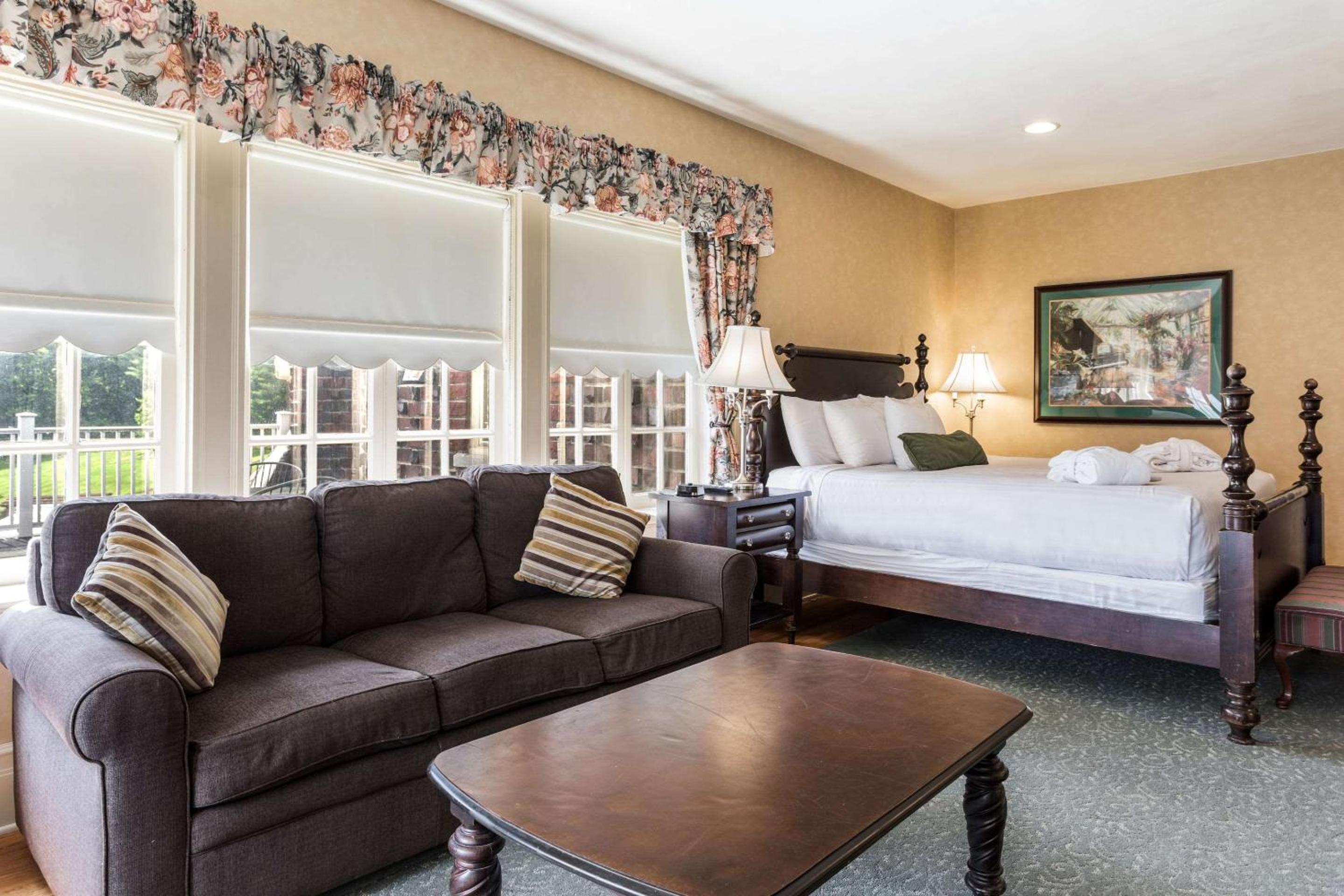 King Suite with Balcony - Non-Smoking - Photo 1