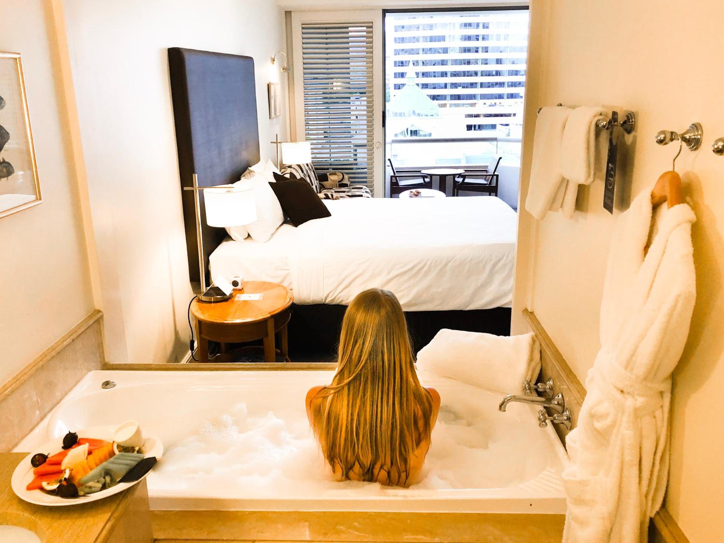 Superior King Room with Spa Bath and City View with one drink voucher - Photo 3