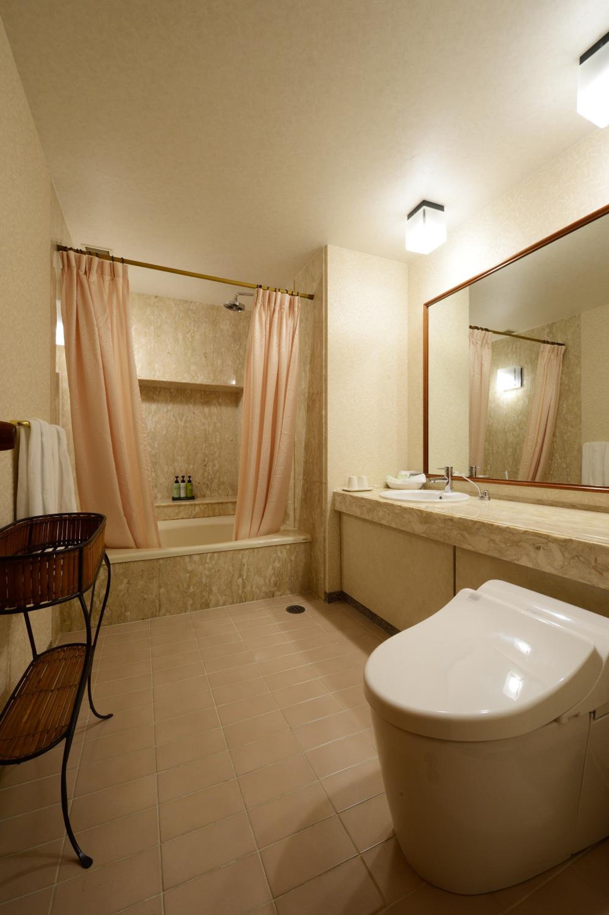 Suite - Non-Smoking photo 3
