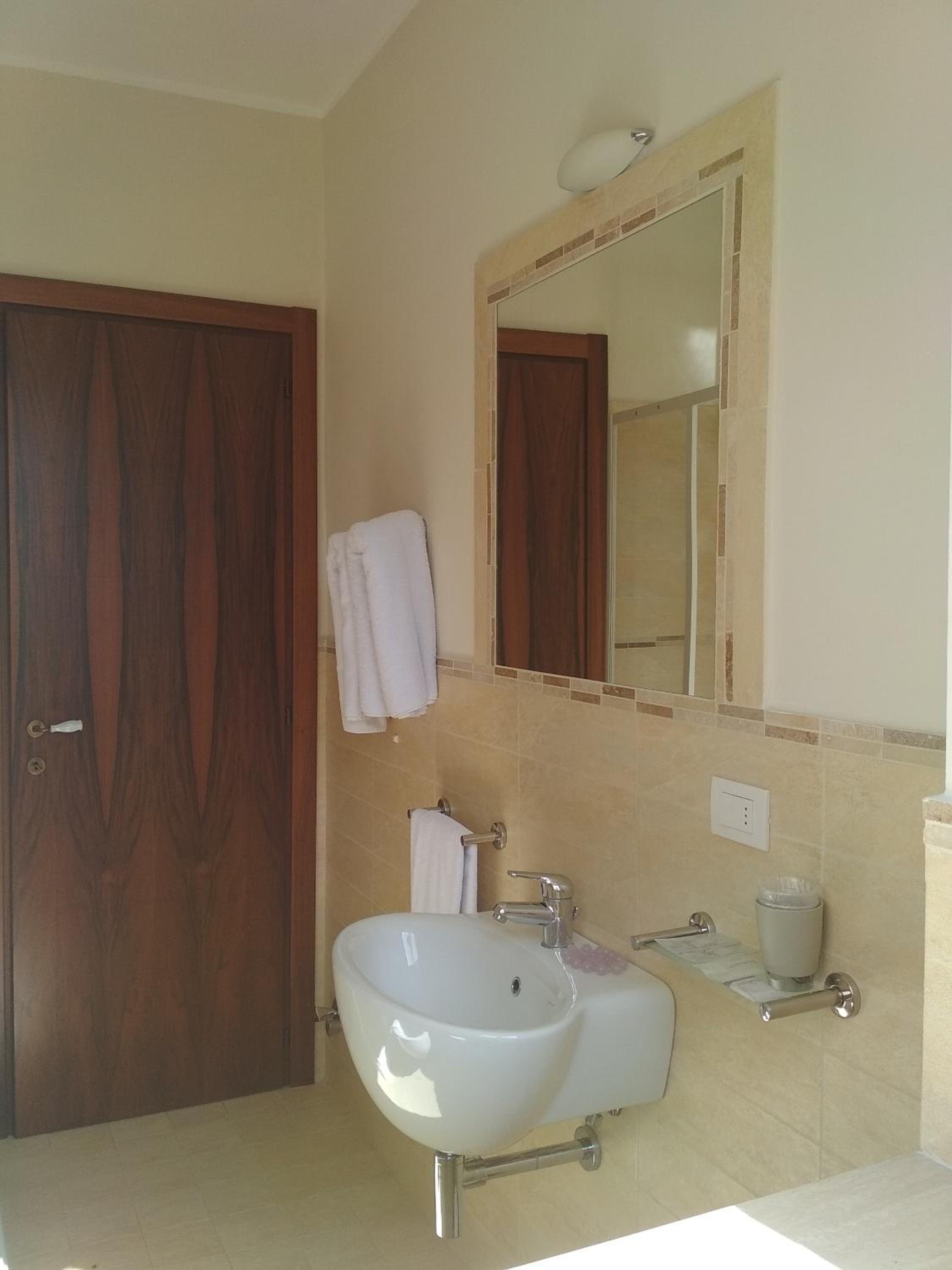 Matrimoniale con bagno al piano inferiore - Photo 9