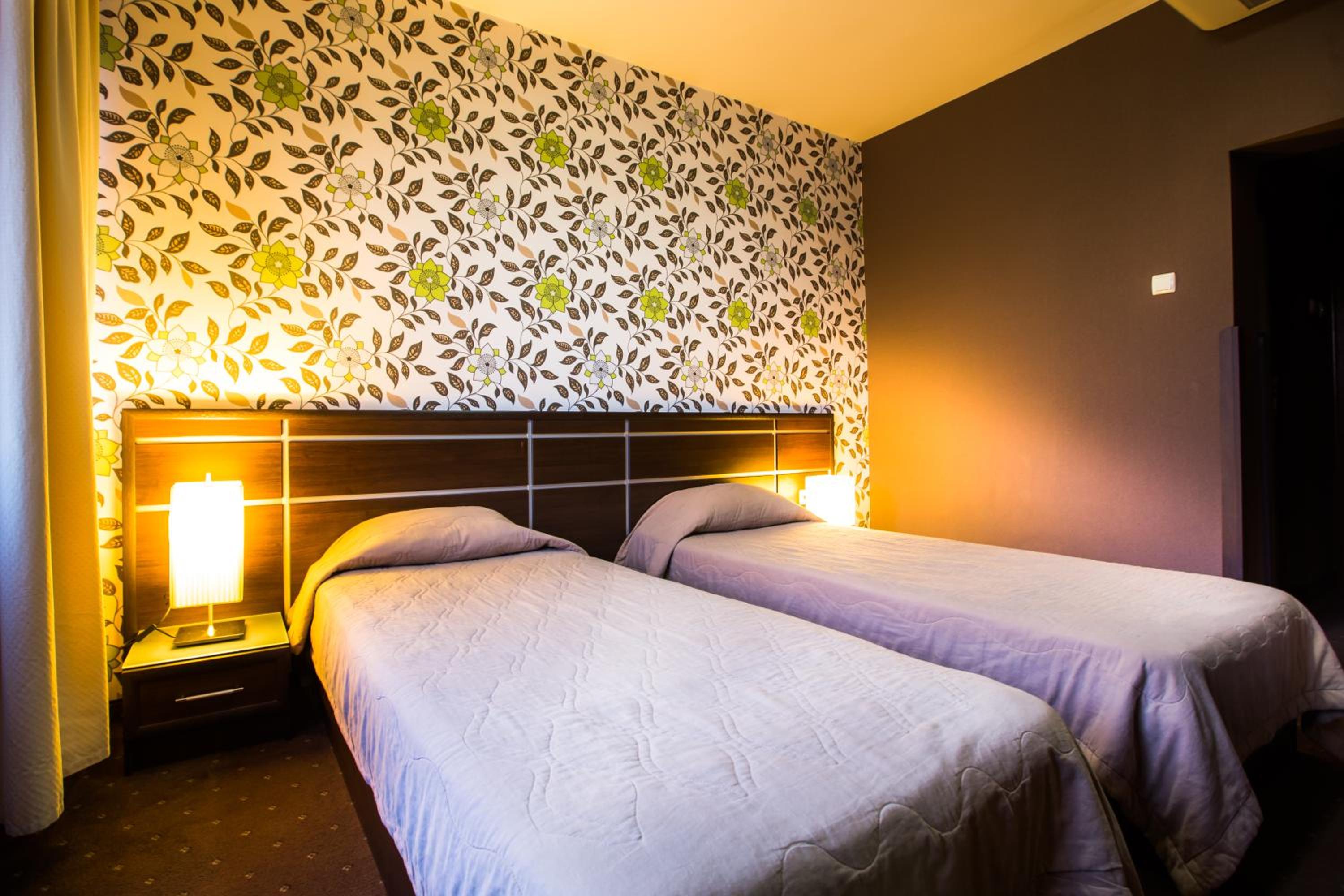 Standard Twin Room - Photo 2