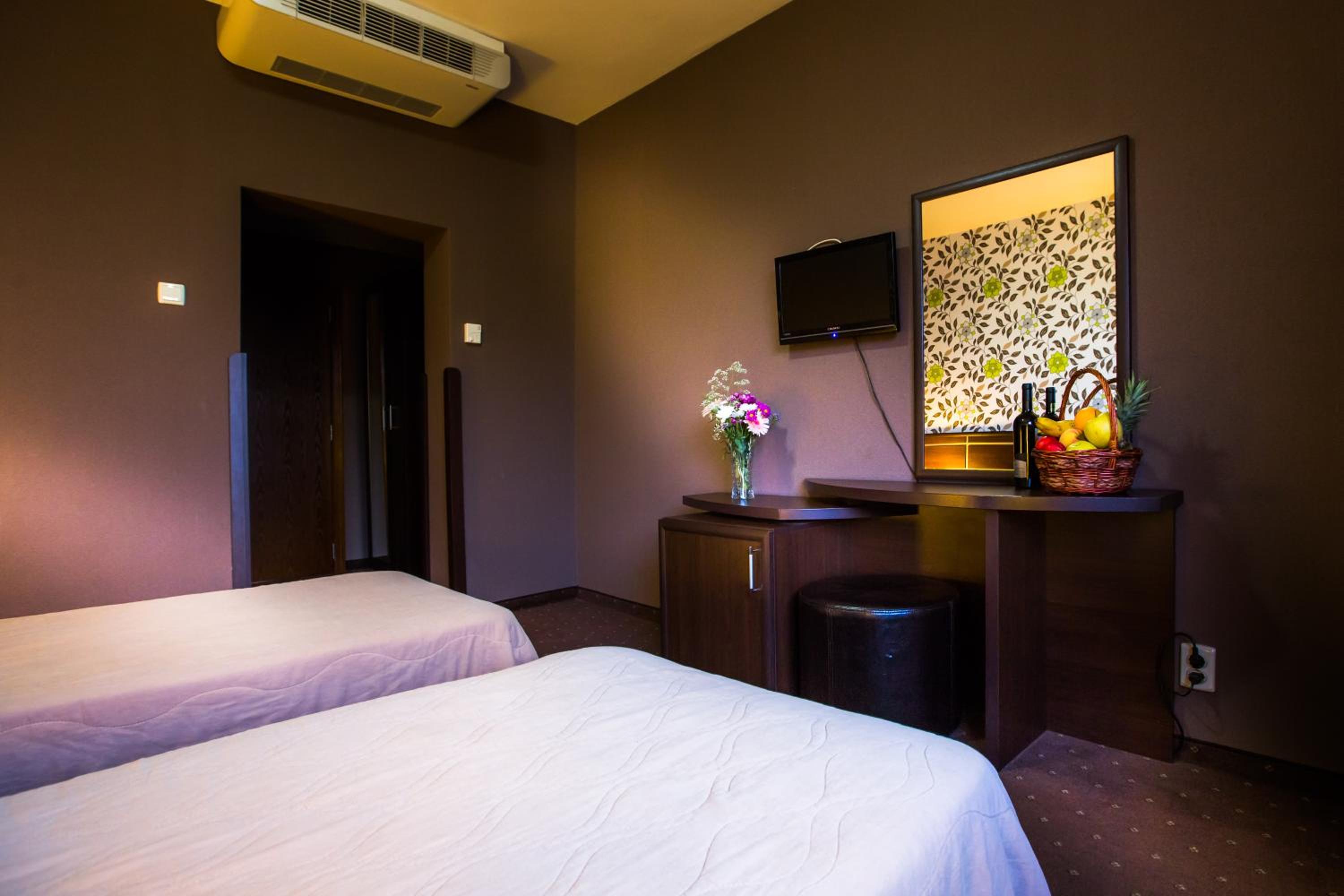 Standard Twin Room - Photo 10