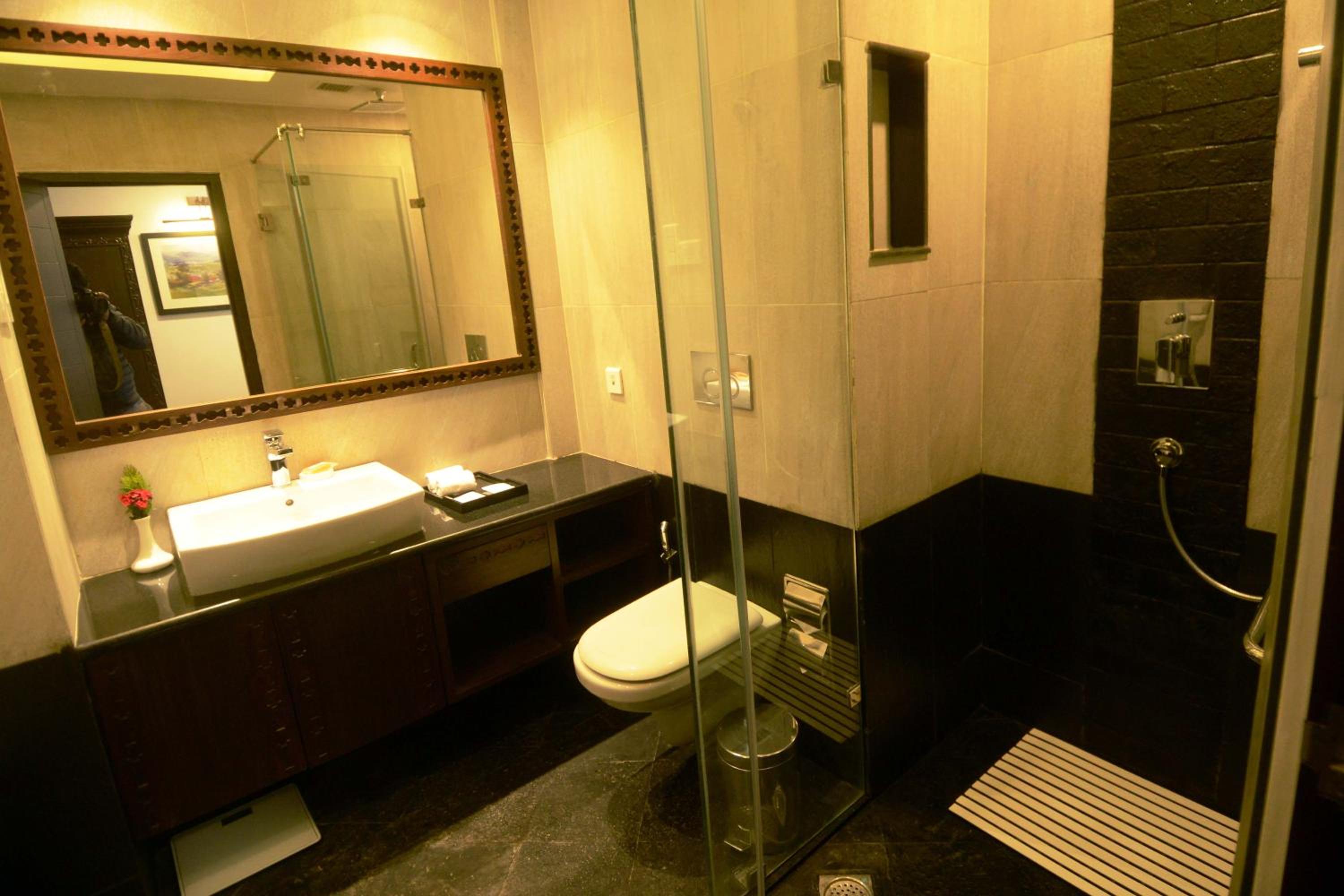 Classic Standard Base View King Room Complimentary Cable Car Ride, Zipline, Gym, Infinity Pool, and Outdoor Heated Jacuzzi photo 2