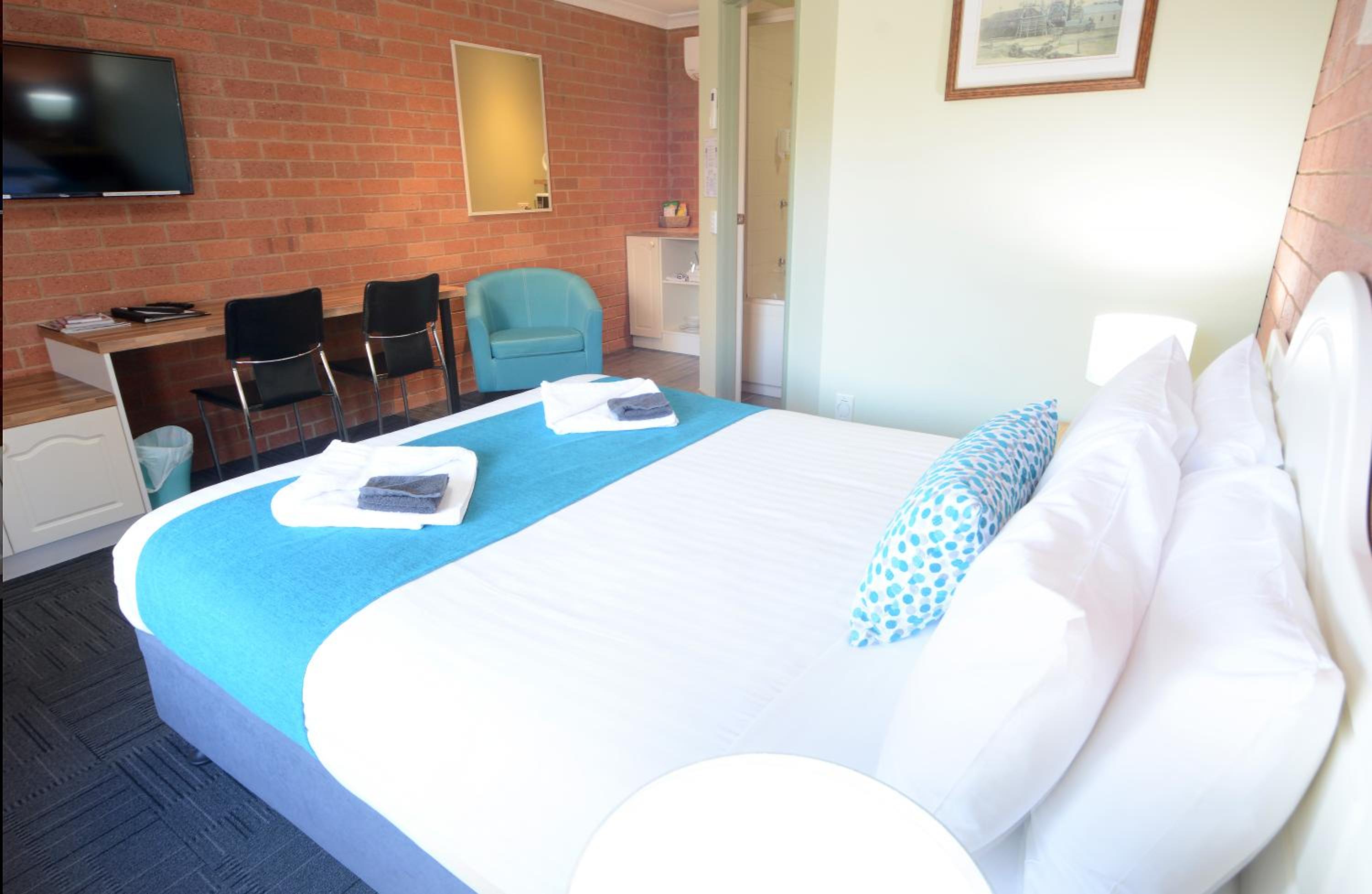 Deluxe Queen Room with Bath photo 3