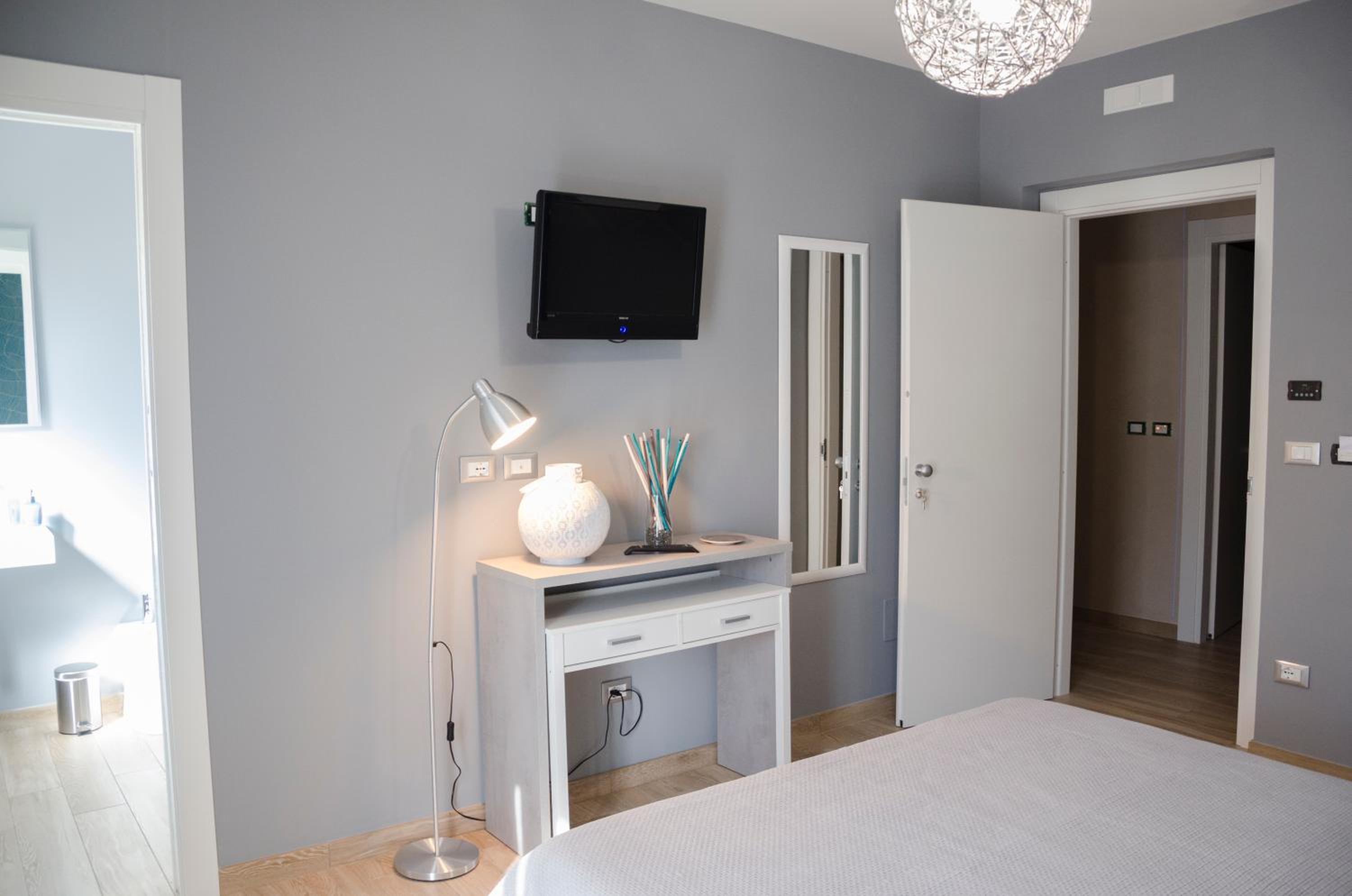 King Room with Balcony - Photo 1