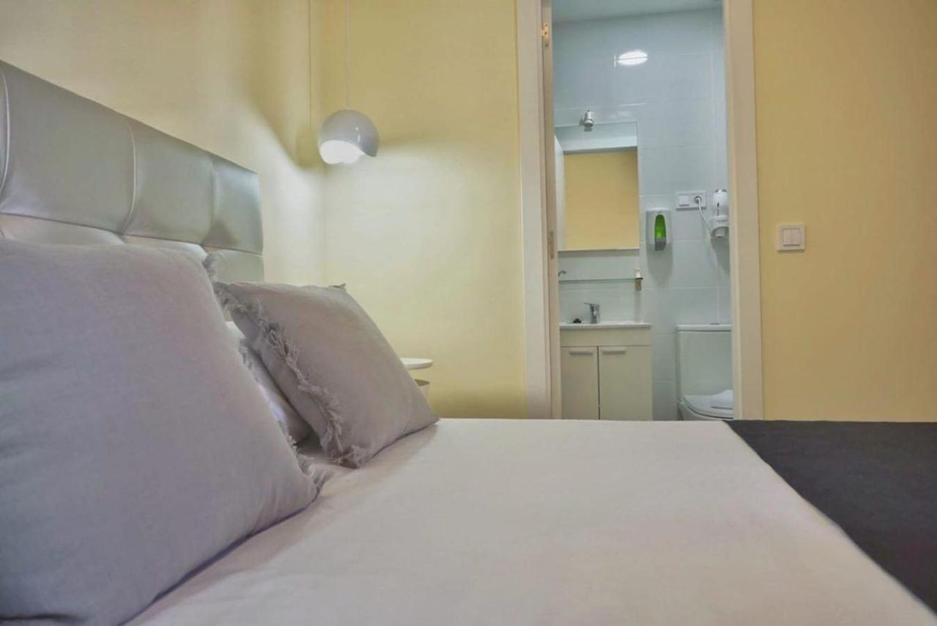 Standard Double Room - Photo 16