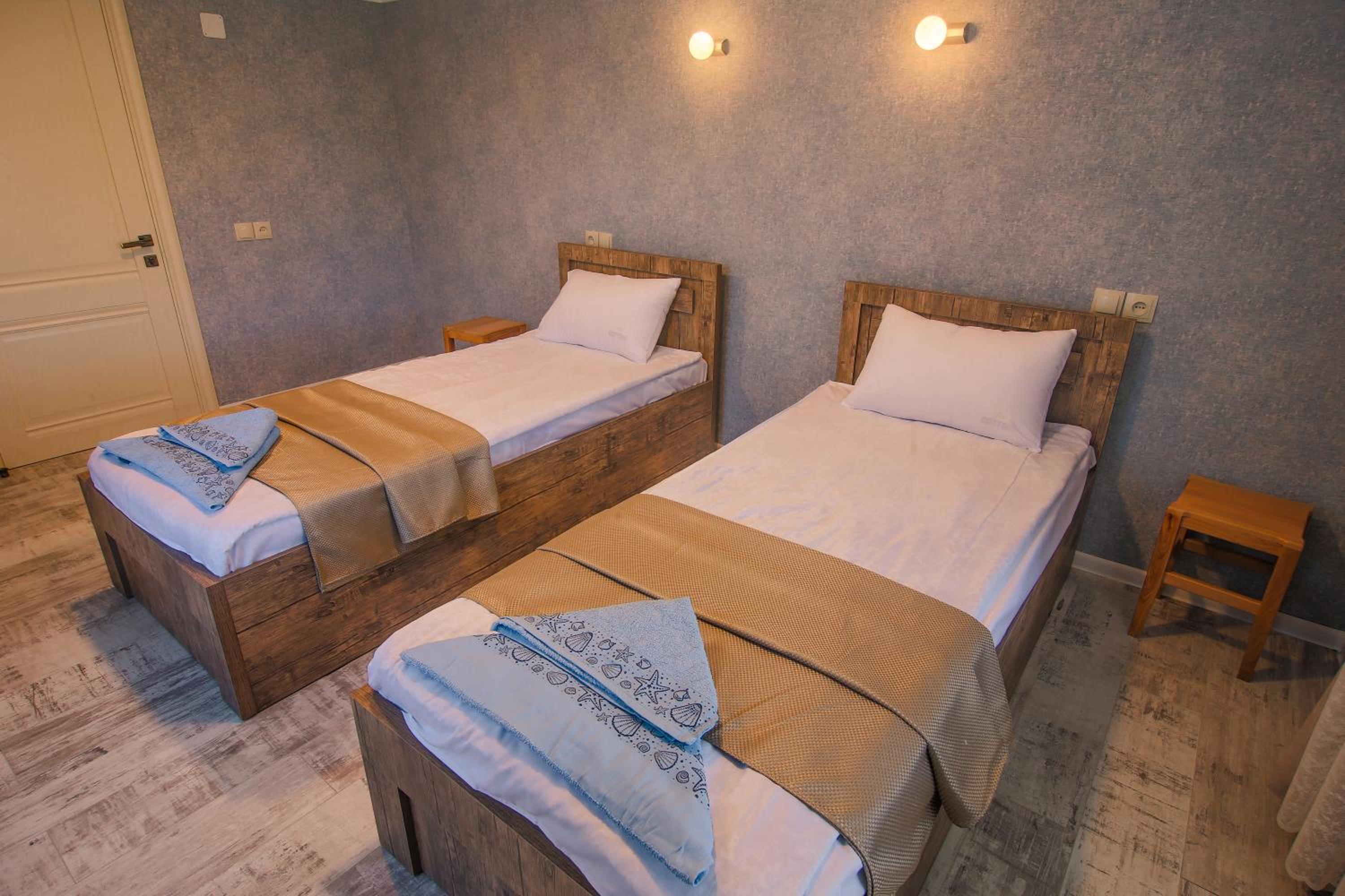 Standard Twin Room with Shared Bathroom photo 2