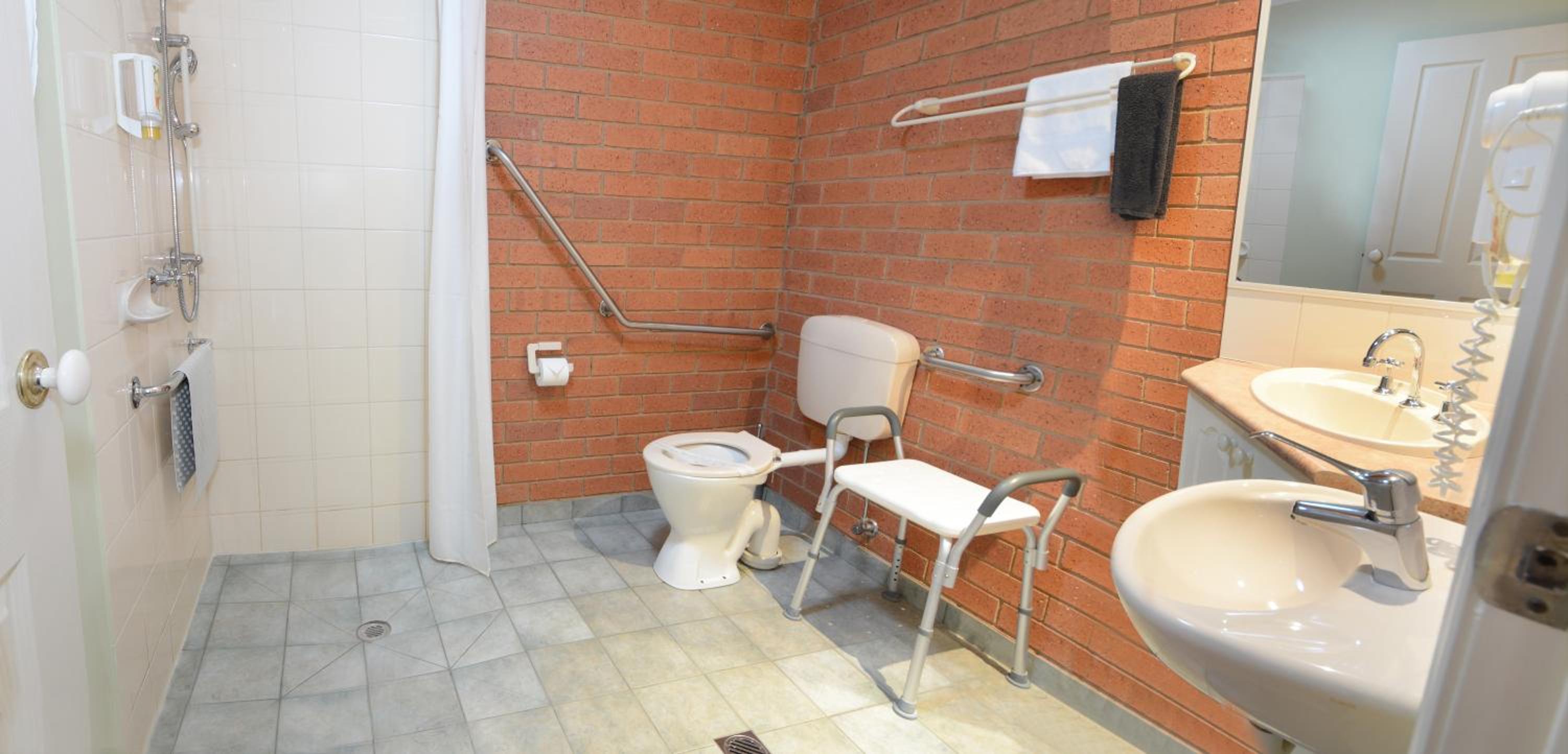 Deluxe Queen Room with Disability Access photo 3