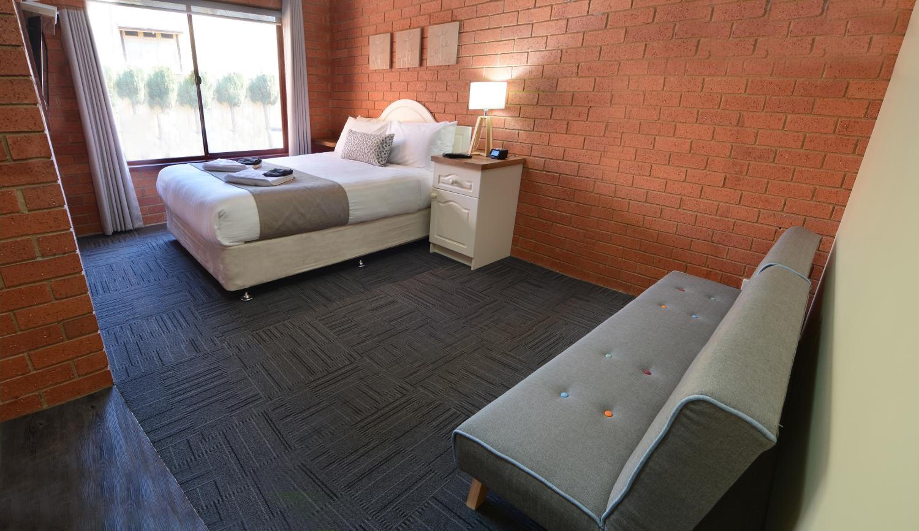 Deluxe Queen Room with Disability Access photo 2