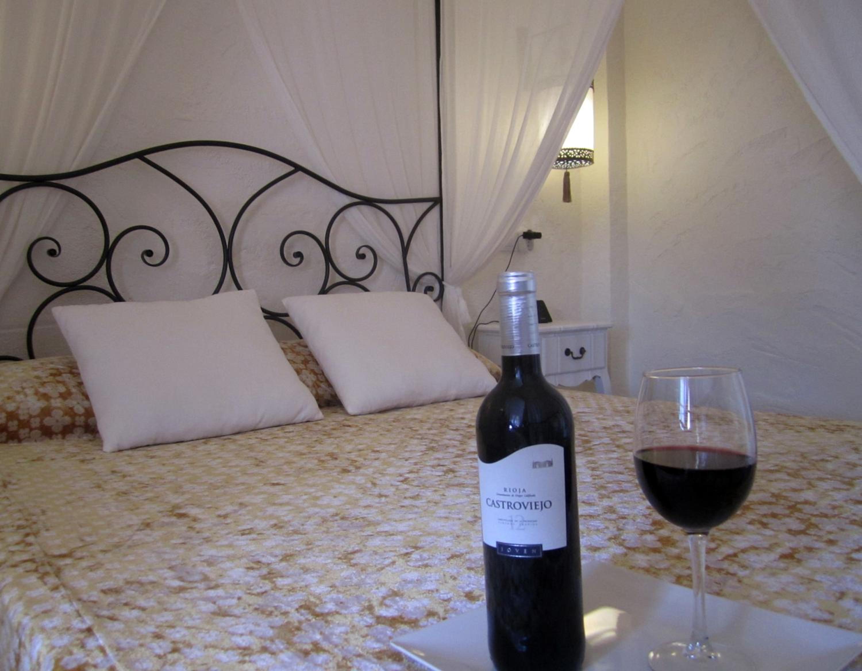 Suite with canopy bed photo 2