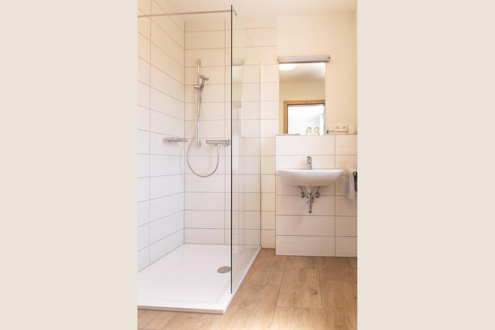 Deluxe Double Room with Bath - Photo 11