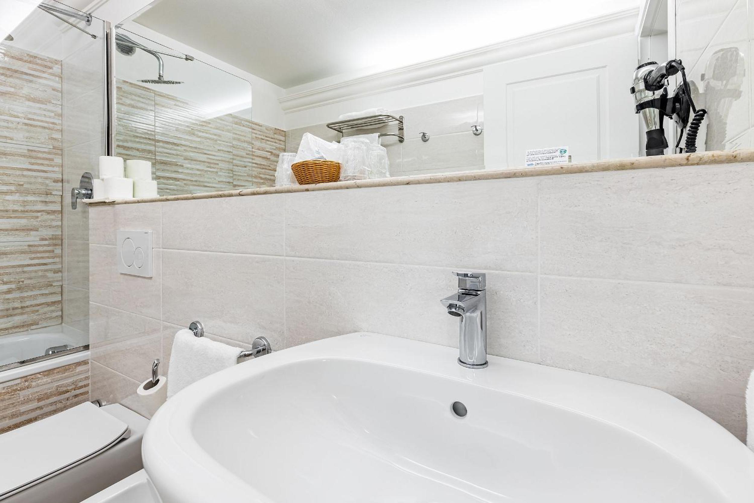 Deluxe Double or Twin Room photo 2