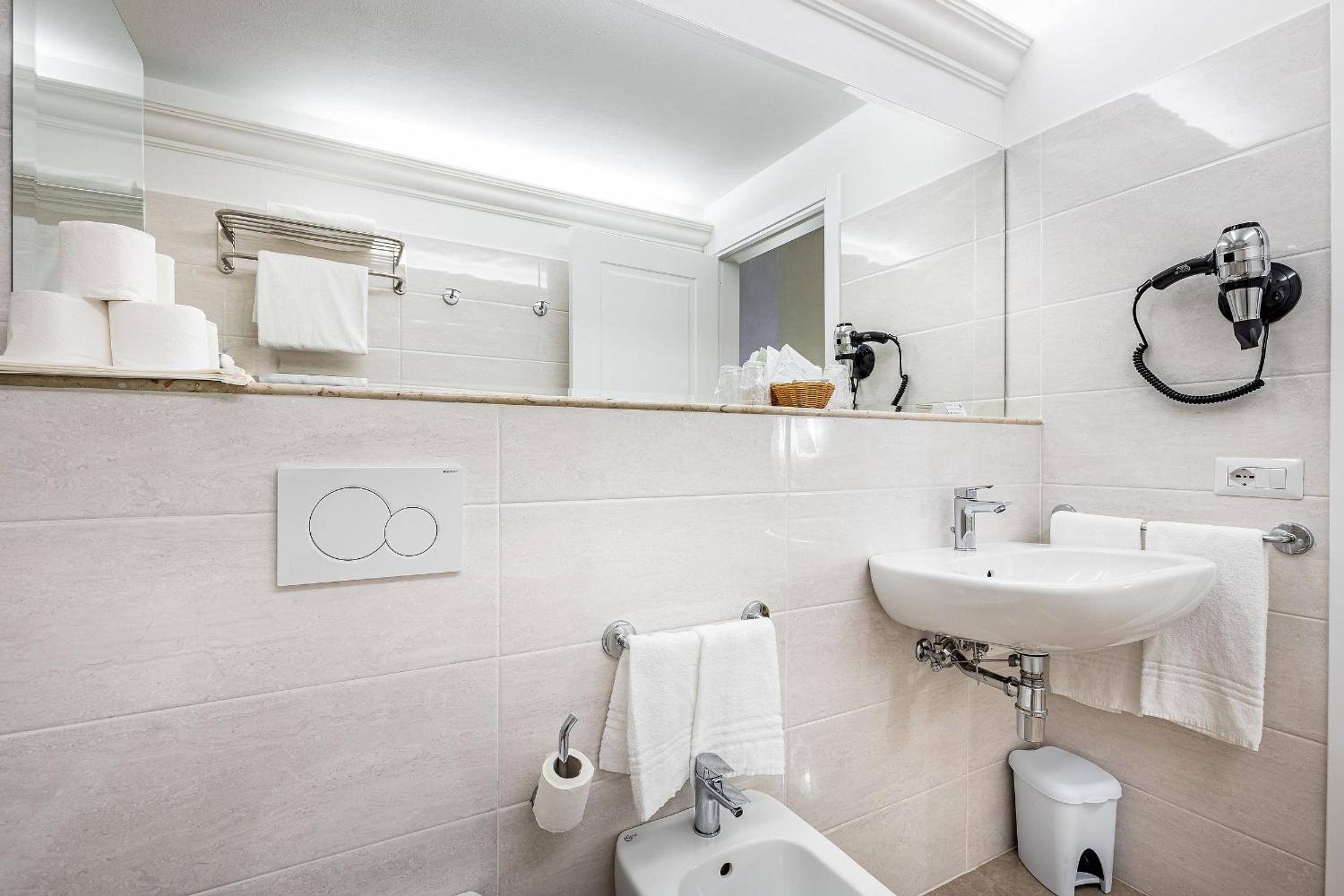 Deluxe Double or Twin Room photo 3