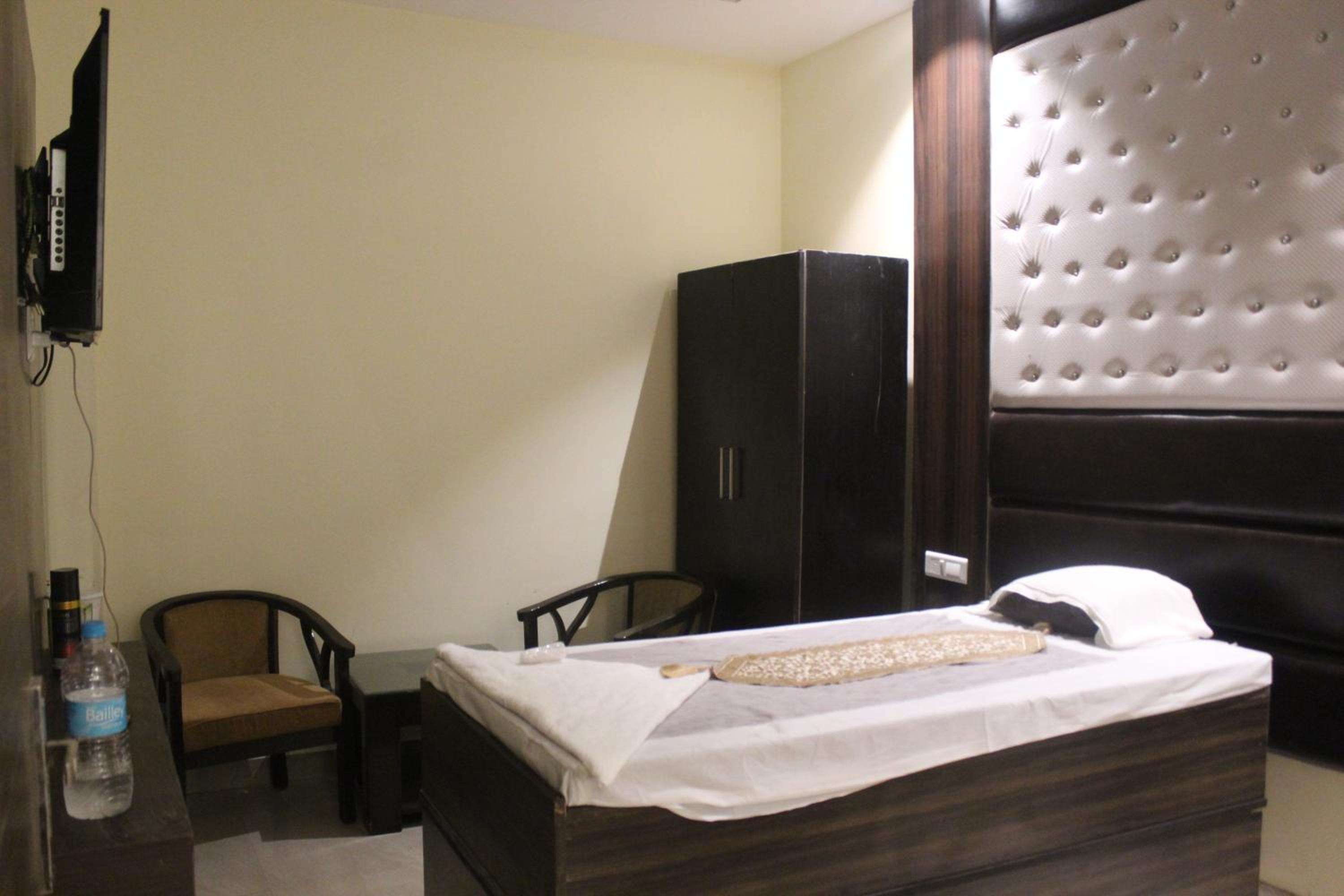 Standard Double Room With Fan photo 2