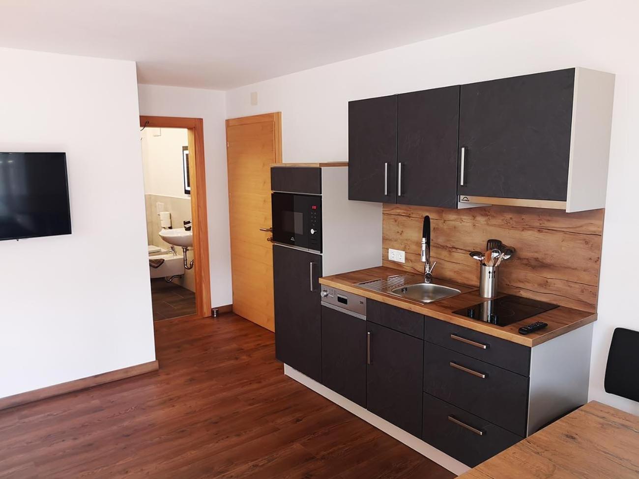Apartment with Balcony - Photo 5