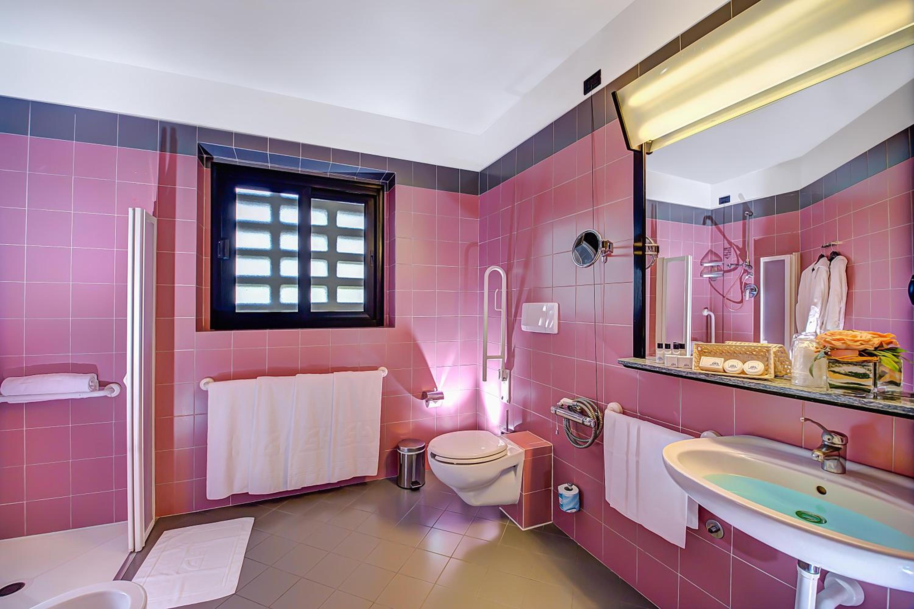 Double Room (1 Adult) - Photo 6