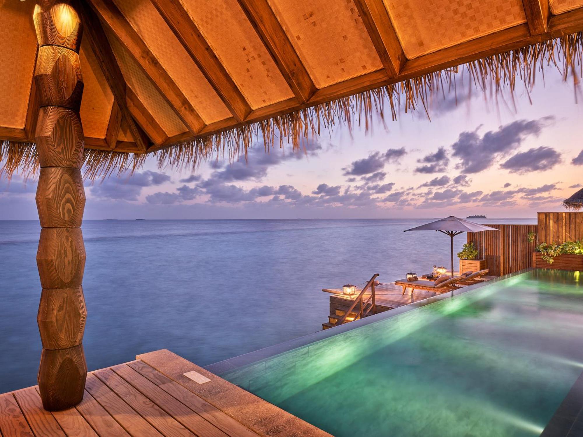 Villa de luxo à beira-mar com piscina ao pôr do sol