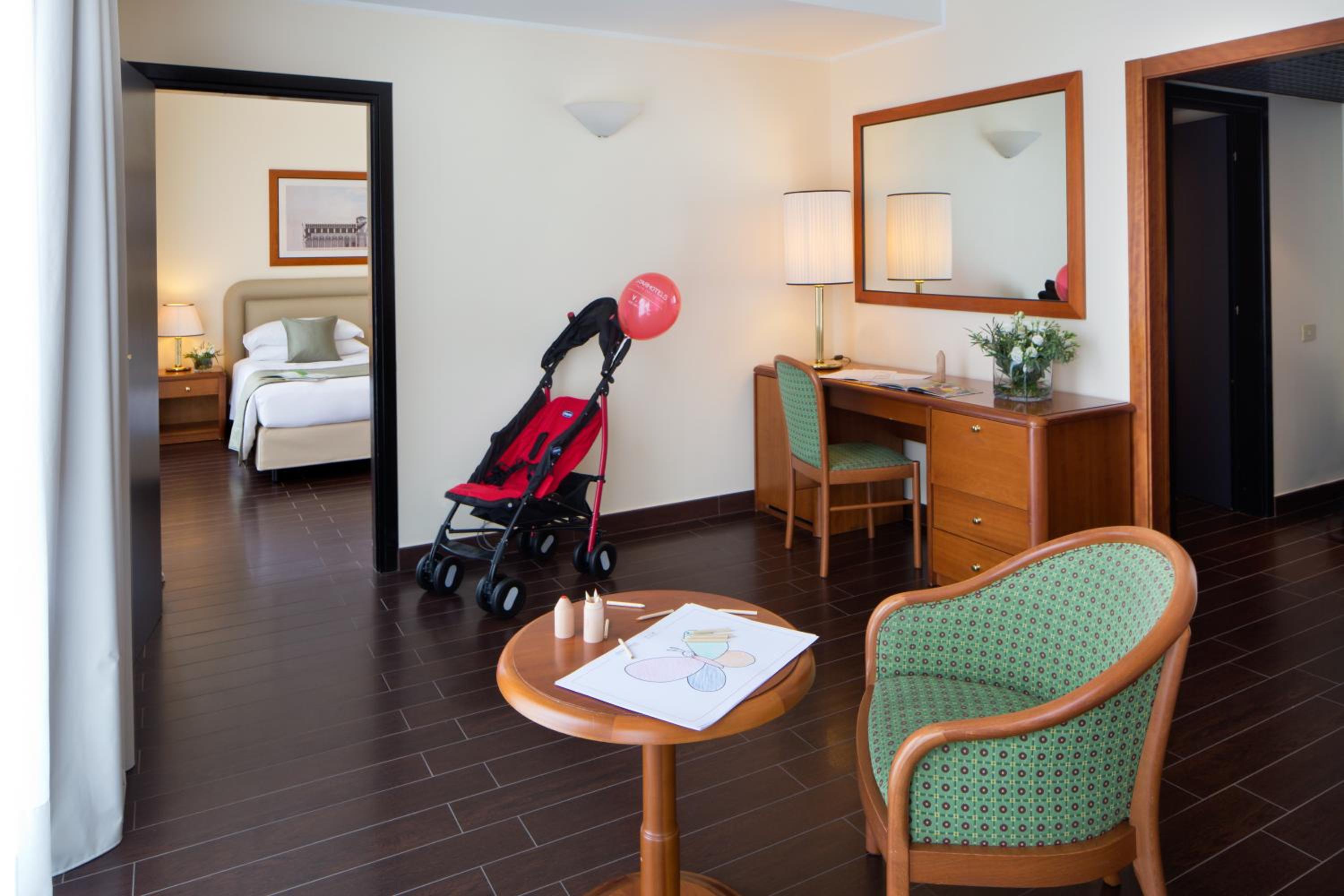 Family Room (2 Adults + 2 Children) - Photo 3
