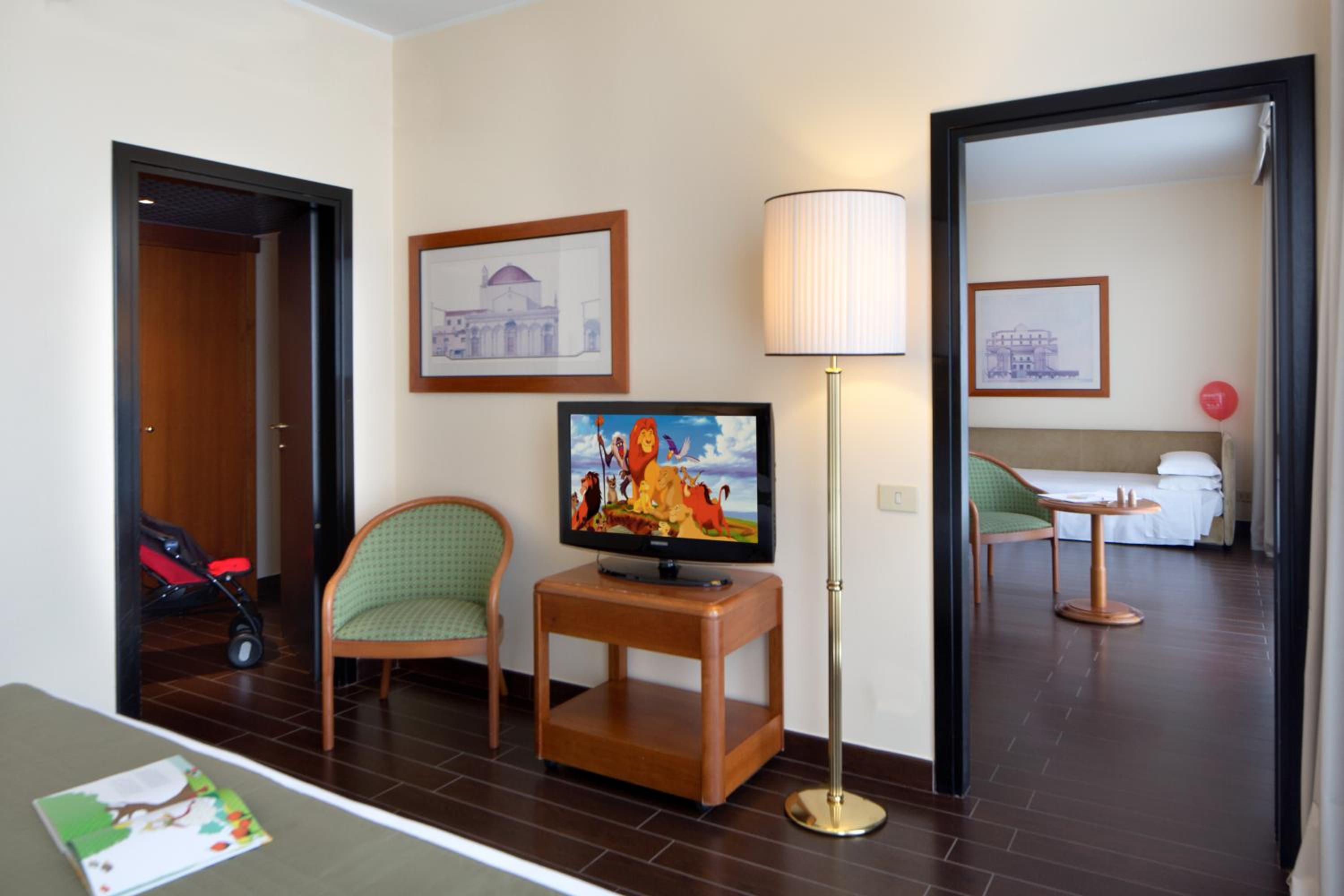 Family Room (2 Adults + 2 Children) - Photo 5