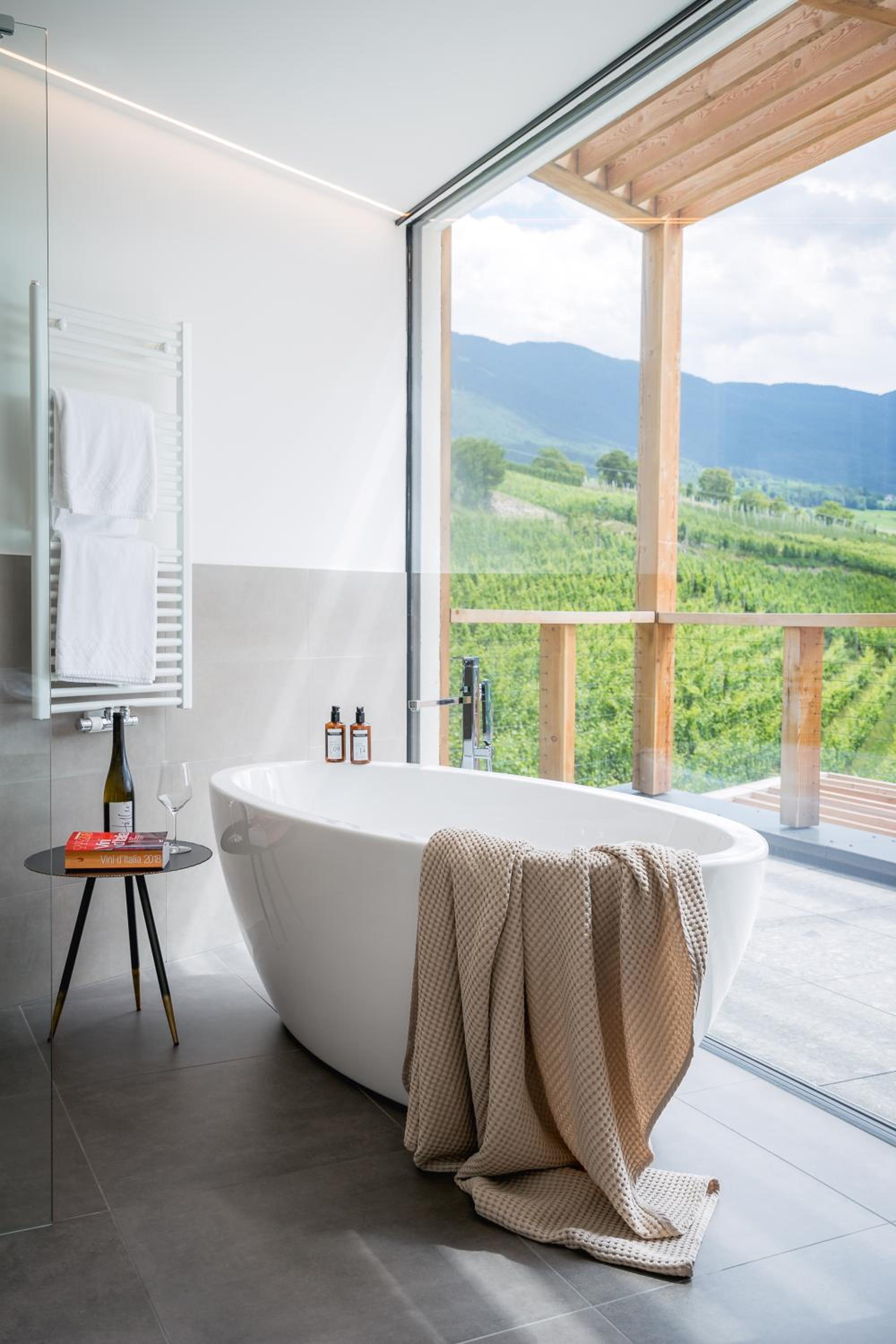 Suite with Bathtub - Photo 10