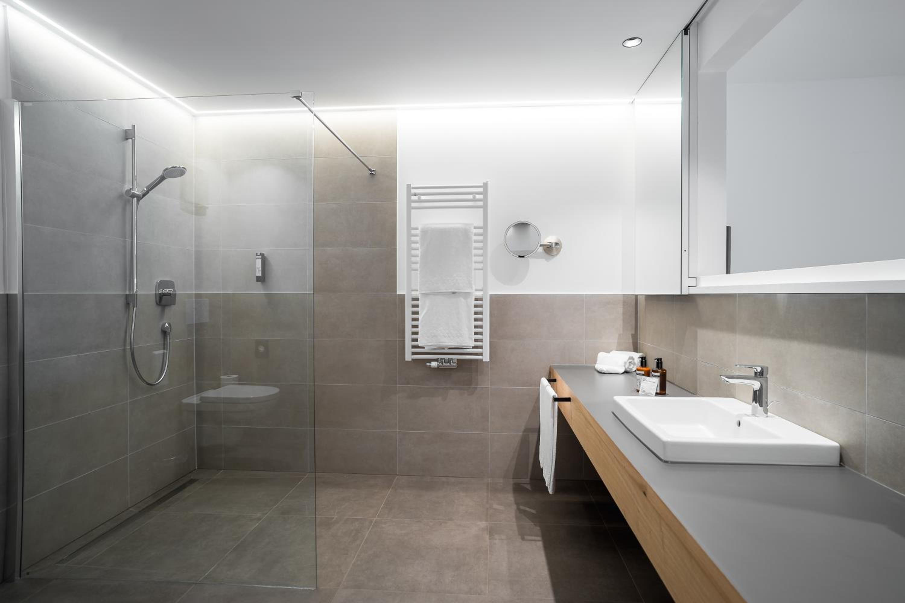 Suite with Balcony - Photo 7