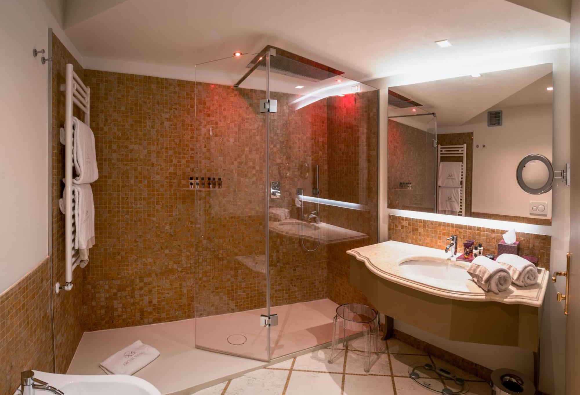 Deluxe Double Room with Canal View thumbnail 5