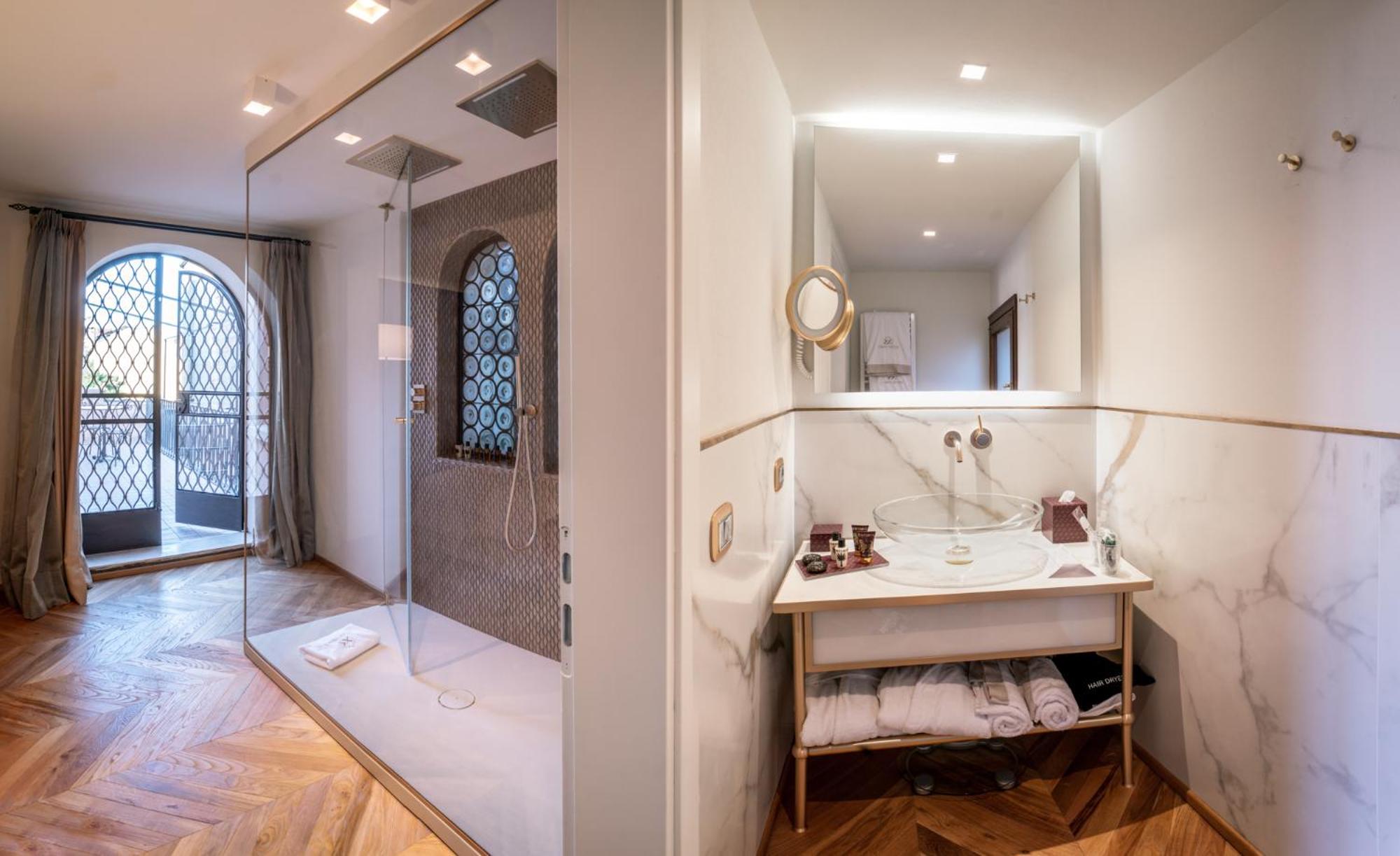 Junior Suite with Garden View thumbnail 6