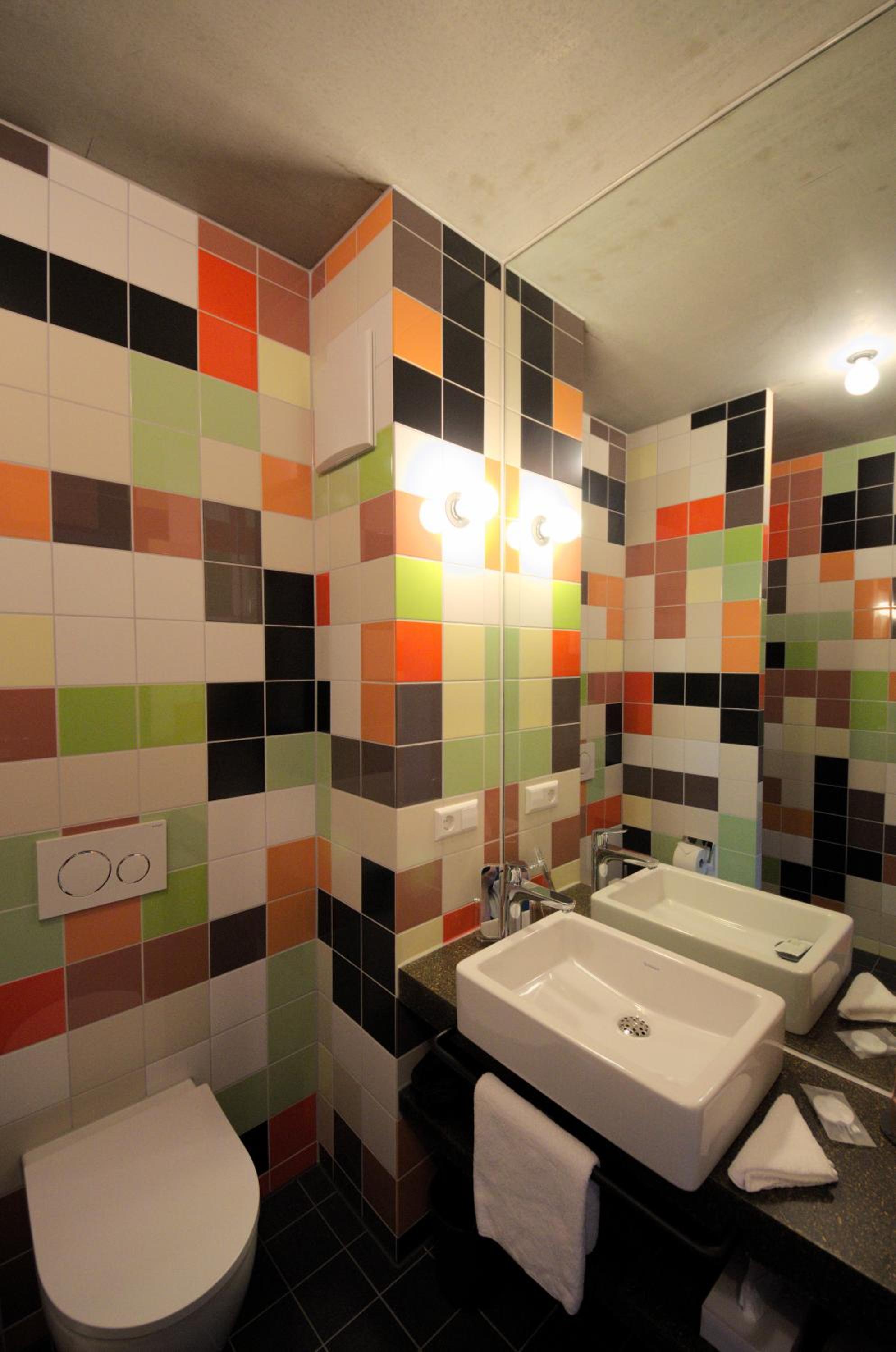 Queen Room with Balcony - Photo 7
