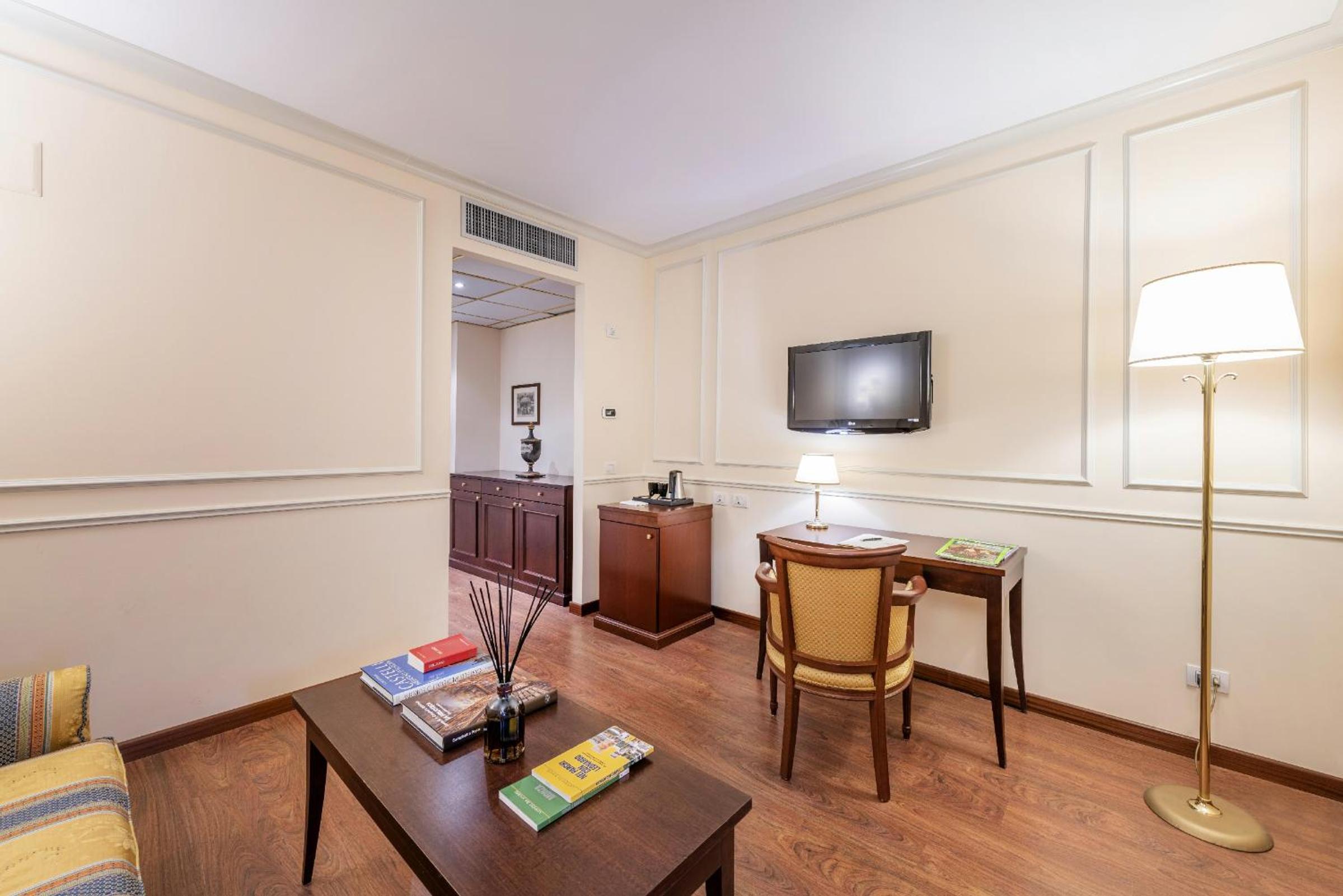 Queen Suite with Sofa Bed - Photo 6