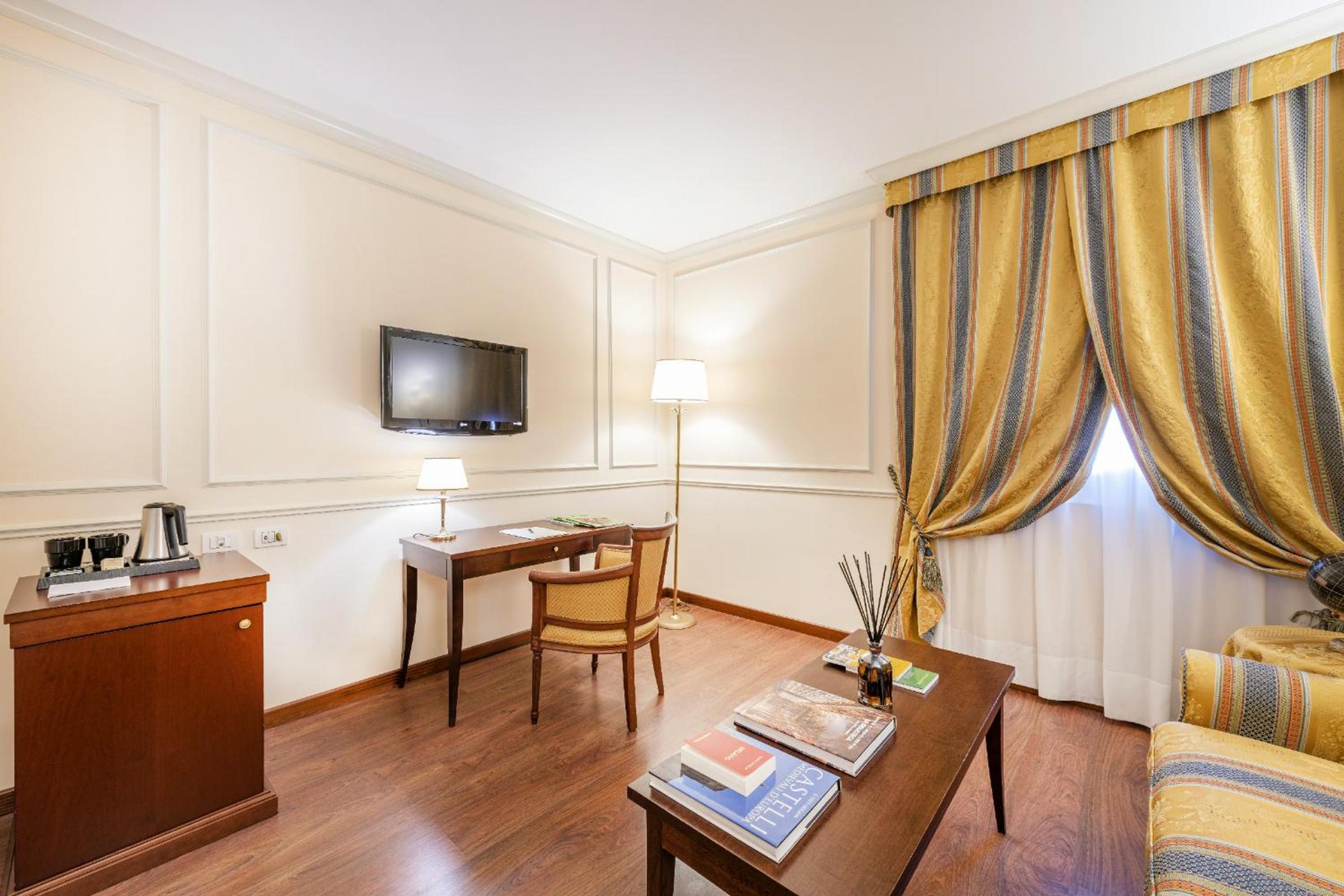 Queen Suite with Sofa Bed - Photo 12