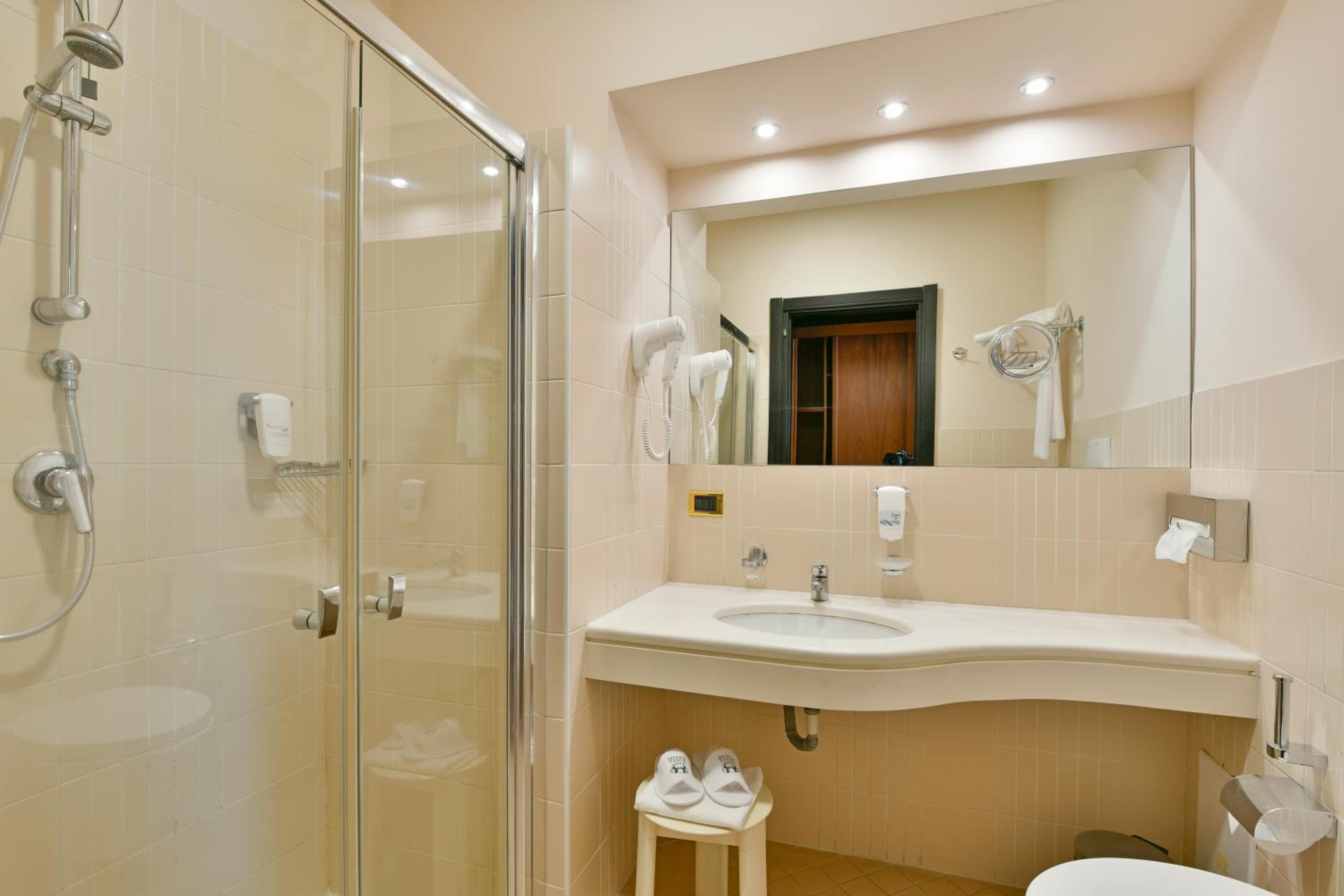 Standard Queen Room - Photo 3